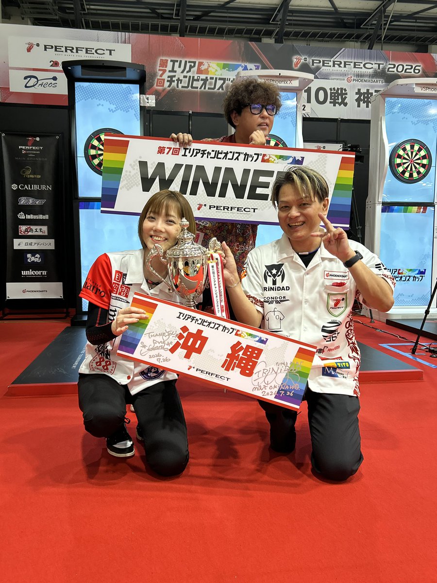 prodarts's tweet photo. 🗾エリアチャンピオンズカップ🗾

🥇優勝🥇
沖縄エリア
竹本 吉伸プロ
伊波 実樹也プロ
大城 明香利プロ

2大会連続、4回目の優勝！
北海道、九州、北陸の強豪エリアを倒した勢いそのままに決勝まで上り詰めた関東を、最後は前回大会覇者の意地を見せ8-6で下した！
沖縄エリアは若手も戦績を残しており、今後も沖縄勢から目が離せない‼️

優勝おめでとうございます㊗️

#エリアチャンピオンズカップ
#ACC
#ダーツ
#PERFECT2026
#パーフェクト