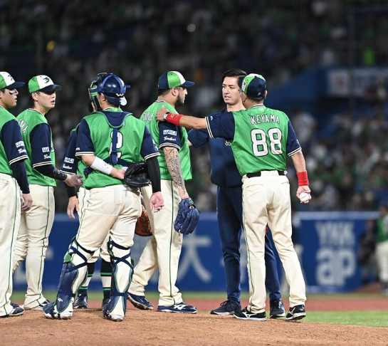 yakulpon's tweet photo. ヤクルト池山監督 2戦連続失点のキハダに「日本でやるためには感じ取ってもらわないと」初3連投も裏目(スポニチアネックス)

守護神には「これから後半戦に向けての課題や修正というところ。少し気になっていたのが真っすぐが前にはじき出されてるというところがまず1つ」と強調
https://t.co/j6AS4DS1ei