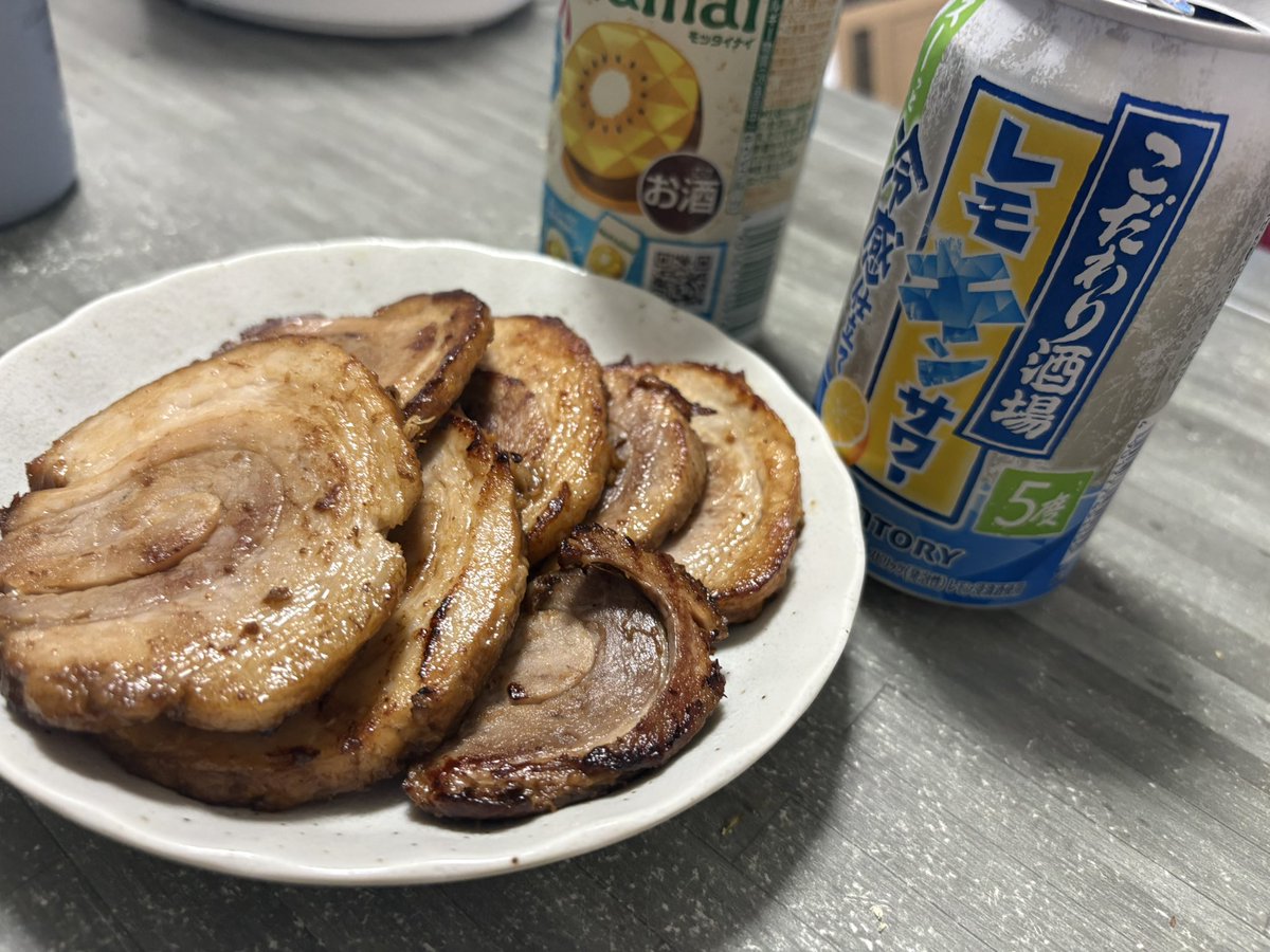lij283's tweet photo. 晩酌はともちゃん。のご実家のチャーシューを https://t.co/JXVsM8DoAT