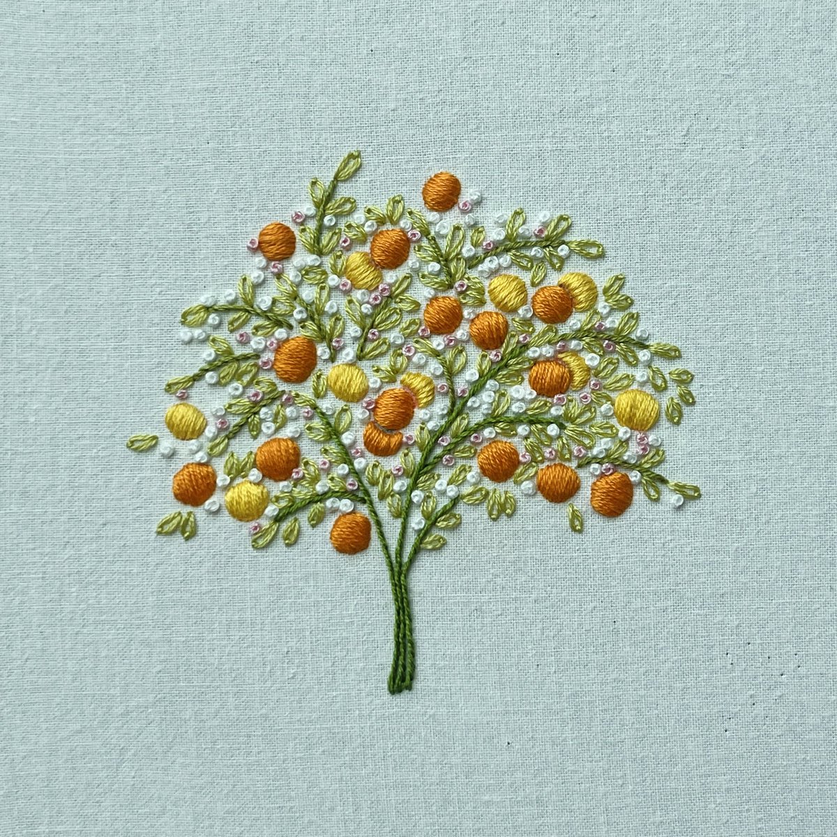 rolypoly_emb's tweet photo. 프랑스자수: 귤나무
Mandarin Orange Tree 🍊

중국에서는 귤나무가 부�� 재물, 행운과 번영을 상징한다고 한다.

친한 언니가 직접 그려 선물해 준 도안에
프렌치노트와 잎을 조금 더 추가해서 풍성하게 완성했다.

[친한 언니 도안]

#프랑스자수 #embroidery #刺繍 #bordado #broderie #刺绣 #귤 https://t.co/q7OH4WuwAe