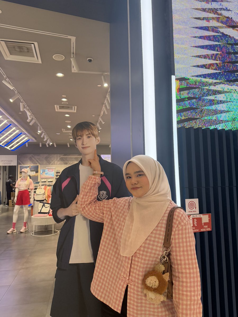 elynhsm's tweet photo. how do i even make creative photos or videos when all i can do is smile at the camera 😭 https://t.co/doRYQ0lOZQ
