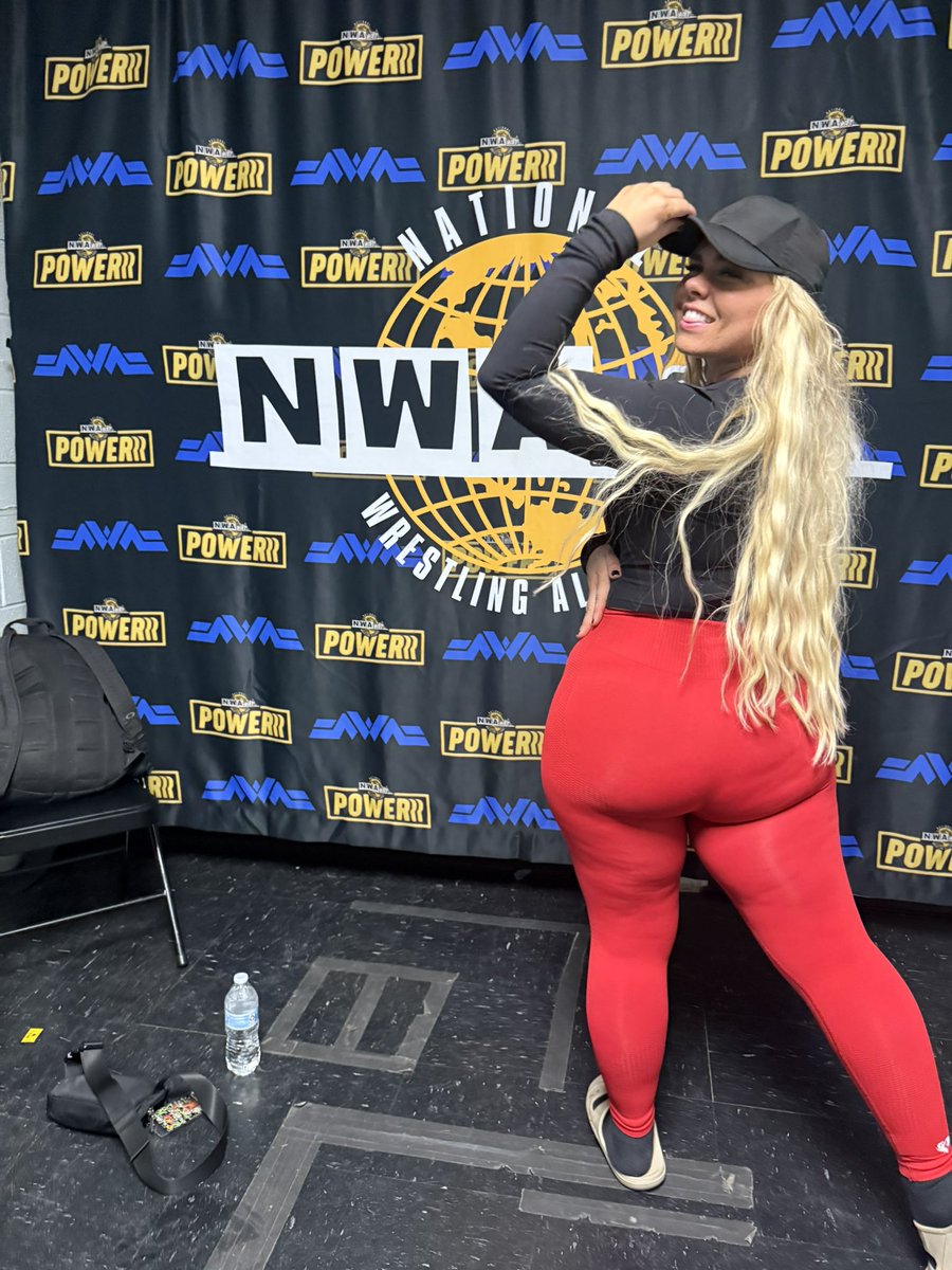black_dahlia47's tweet photo. Happy 💛✨ @nwa https://t.co/C5UGhH8dnc