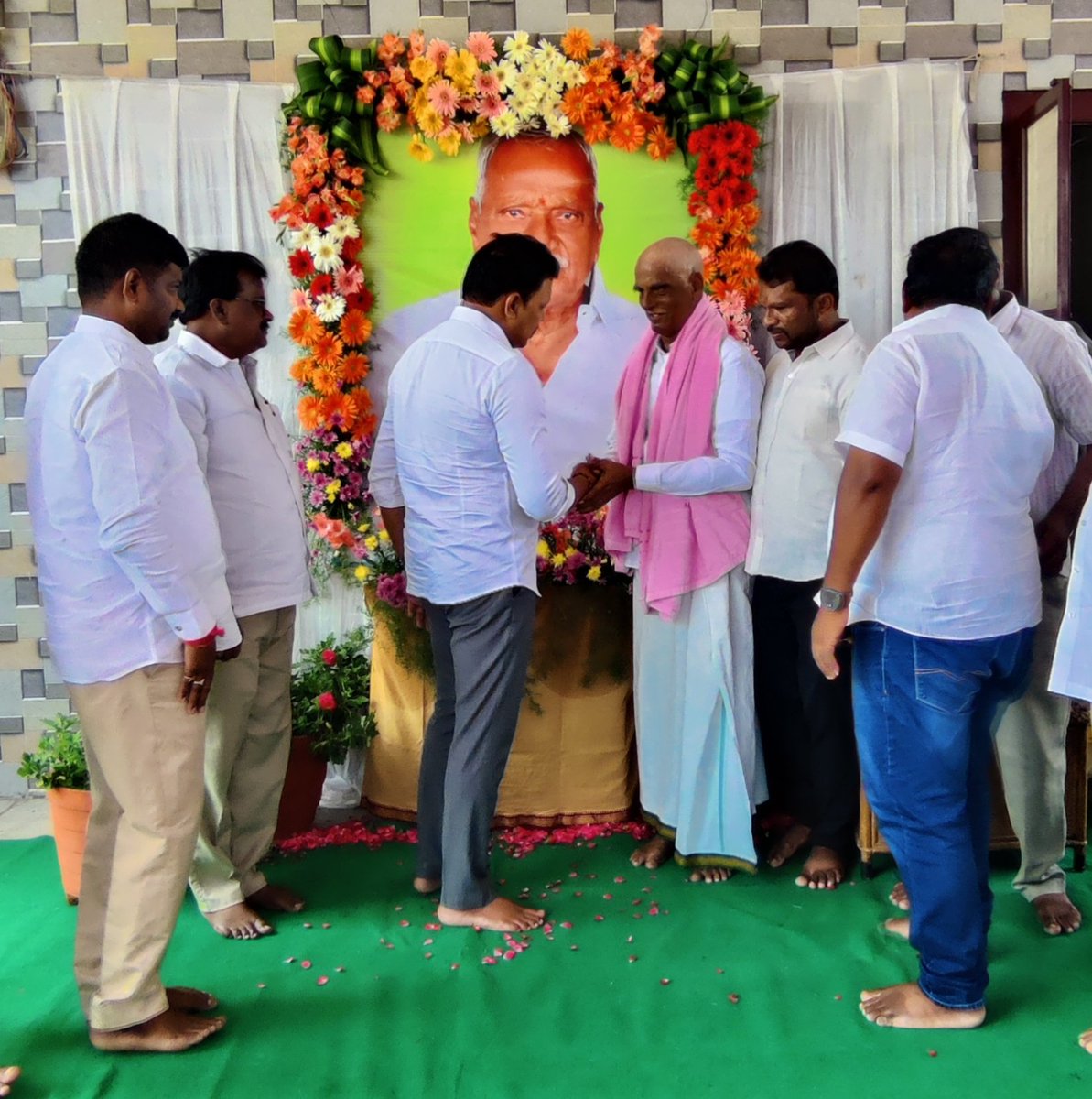BagathNomula's tweet photo. పెద్దవురా మండలం శిరసనగండ్ల గ్రామం కన్మంత రెడ్డి సీతరామ్ రెడ్డి గారి దశదిన కార్యక్రమంలో పాల్గొని వారి చిత్రపటానికి పూలమాలవేసి నివాళులర్పించడం జరిగింది. https://t.co/vahPmwIPav