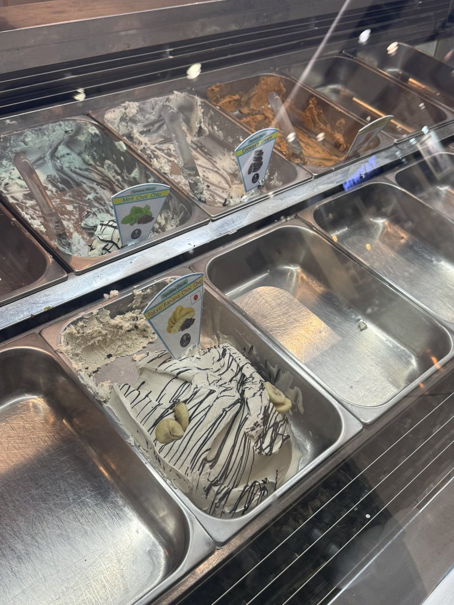 chingcbn's tweet photo. นี้ไม่เคยเห็น Dolce Gelatino เหลือไอติมแค่นี้เลย ปกติมีให้เลือกเยอะมากๆ😂
กระแส Ultra smooth มาแรงจริงๆ https://t.co/i7zr4F24s5