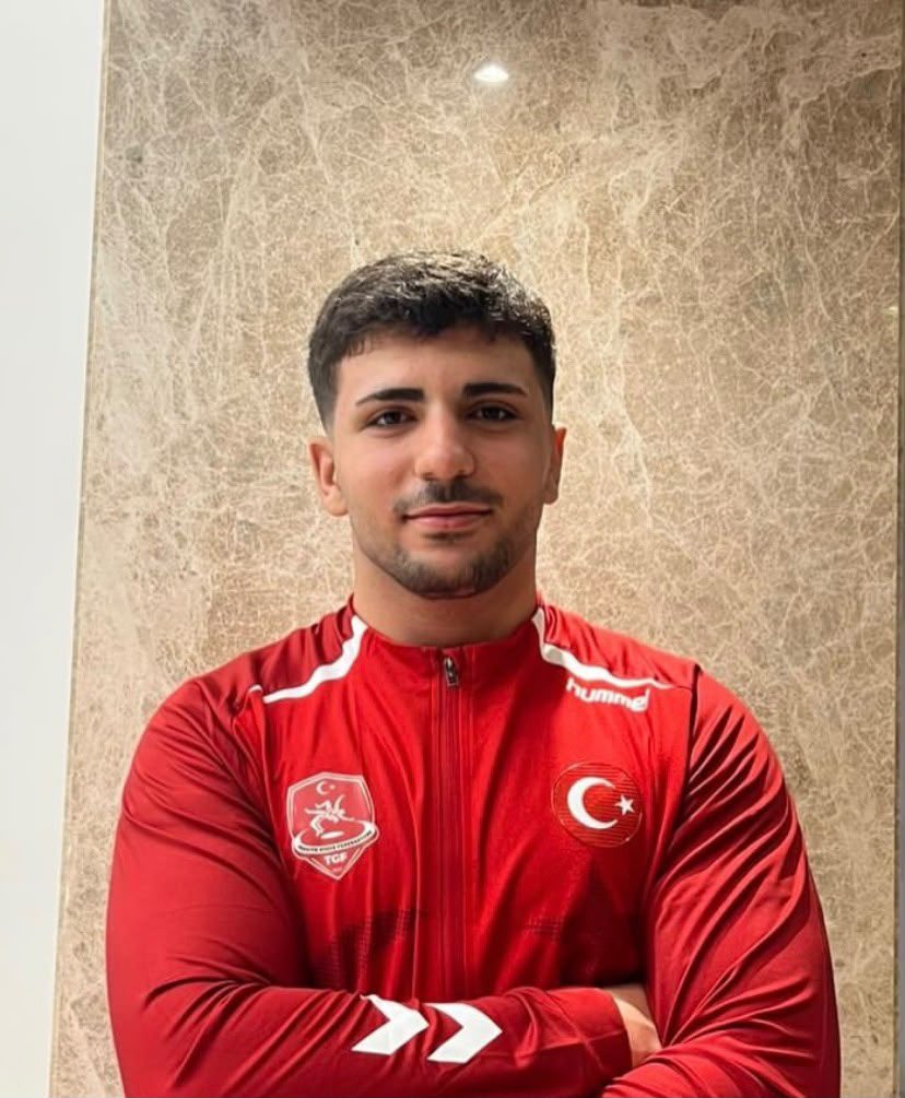 GSB_Afyon's tweet photo. Afyonkarahisarlı Güreşçiler U17 Dünya Şampiyonası’nda Türkiye’yi Temsil Edecek

27 Temmuz - 2 Ağustos 2026 tarihleri arasında Azerbaycan’ın Bakü kentinde düzenlenecek U17 Dünya Güreş Şampiyonası’nda Afyonkarahisarlı sporcular milli forma ile Türkiye’yi temsil edecek.

Taşoluk Belediyespor Kulübü sporcusu Melisa Sarıçiçek, şampiyona öncesindeki hazırlıklarını Edirne’de gerçekleştirilen Milli Takım kampında tamamlayarak dünya şampiyonasında mindere çıkacak.

U17 Erkekler Serbest Güreş Dünya Şampiyonası’nda ise Afyonkarahisar Sporcu Eğitim Merkezi sporcularından 71 kiloda Cemal Yiğit Purcu ile 110 kiloda Yiğit Aktaş, Ankara’daki Milli Takım Kampı’nda hazırlıklarını tamamladı.

U17 Dünya Güreş Şampiyonası’nda mücadele edecek güreşçilerimiz ile antrenörleri Şakir Bozkurt, Mehmet Ali Daylak, Cihan Urhan, Yakup Yağcı ve Mehmet Yüksel’e başarılar diliyoruz.
@OA_BAK @gencliksporbak