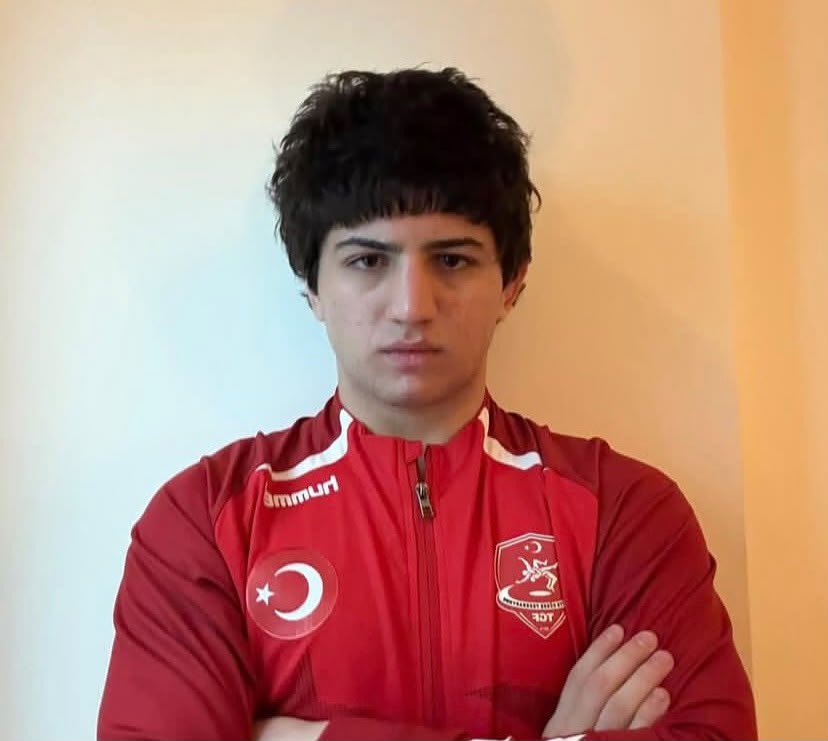 GSB_Afyon's tweet photo. Afyonkarahisarlı Güreşçiler U17 Dünya Şampiyonası’nda Türkiye’yi Temsil Edecek

27 Temmuz - 2 Ağustos 2026 tarihleri arasında Azerbaycan’ın Bakü kentinde düzenlenecek U17 Dünya Güreş Şampiyonası’nda Afyonkarahisarlı sporcular milli forma ile Türkiye’yi temsil edecek.

Taşoluk Belediyespor Kulübü sporcusu Melisa Sarıçiçek, şampiyona öncesindeki hazırlıklarını Edirne’de gerçekleştirilen Milli Takım kampında tamamlayarak dünya şampiyonasında mindere çıkacak.

U17 Erkekler Serbest Güreş Dünya Şampiyonası’nda ise Afyonkarahisar Sporcu Eğitim Merkezi sporcularından 71 kiloda Cemal Yiğit Purcu ile 110 kiloda Yiğit Aktaş, Ankara’daki Milli Takım Kampı’nda hazırlıklarını tamamladı.

U17 Dünya Güreş Şampiyonası’nda mücadele edecek güreşçilerimiz ile antrenörleri Şakir Bozkurt, Mehmet Ali Daylak, Cihan Urhan, Yakup Yağcı ve Mehmet Yüksel’e başarılar diliyoruz.
@OA_BAK @gencliksporbak