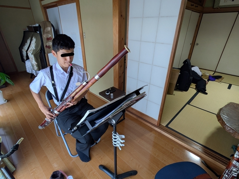 akihikobsn's tweet photo. そして3年生О君が熱っぽく語ったのはフレージング。
レッスンの時にいつもフレージングを意識して吹くように話してたのが、どうやら彼に染みこんできたらしく、
今度の吹奏楽コンクールの曲でも、音符の並びにフレーズが見えるようになってきたらしい。
それでこそほんとに「楽譜が読める」なんだよね https://t.co/VPZoVDYLWF