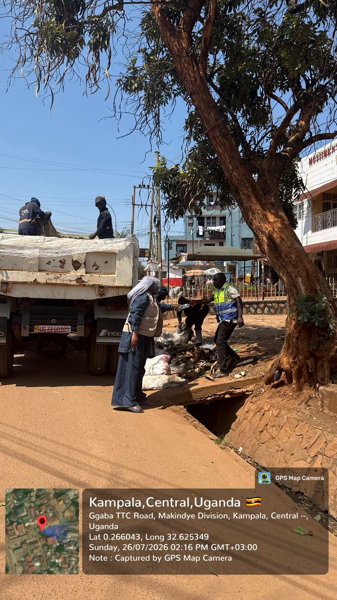 Buzeki_Sharifah's tweet photo. Thank you for your feedback, @Mercy_k01, and for caring about your city.
We are on ground with our team in Gaba, evacuating every pile of garbage to the Buyala Management Site. https://t.co/OMLGxPtnms