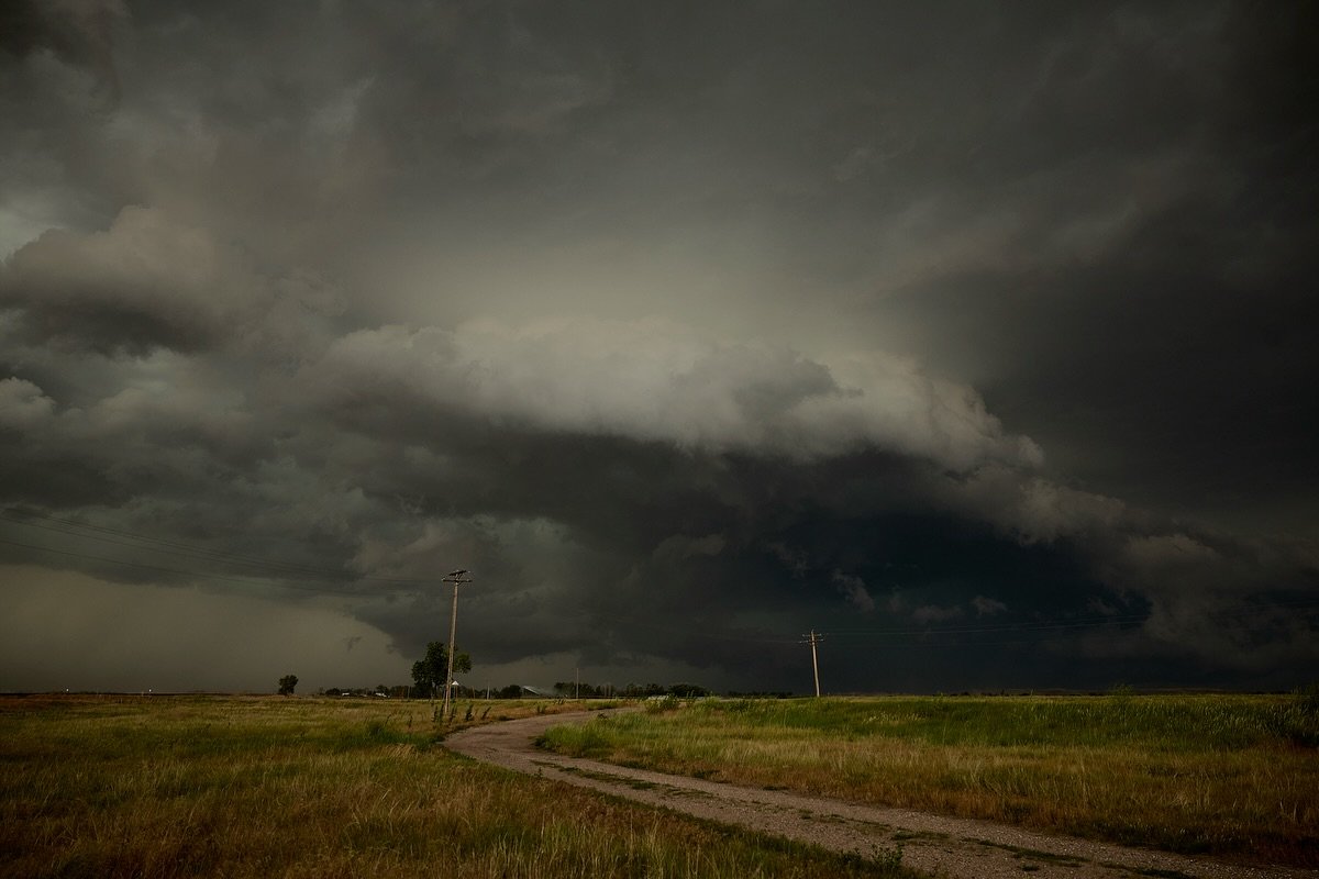 visualsofearth1's tweet photo. Storm chasing in the Great Plains https://t.co/oBj63CkhMZ