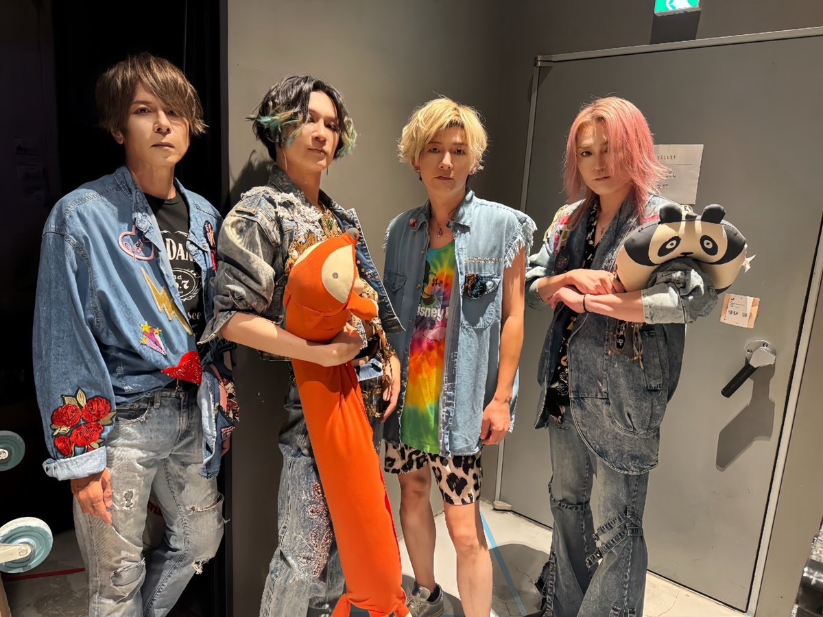tooru_yoshida's tweet photo. JAKIGAN MEISTER@大阪META VALLEY終了！大阪流石です、、フロアの熱気笑顔に乗せられてメンバー心から楽しんでる音の渦、超気持ち良かったです！！心からありがとうございました！でお初と思ってた小屋は難波ロケッツ跡だとは、、上京前の10代バンド時代、、嗚呼、ノスタルジー、、 https://t.co/88A5XkbXvy