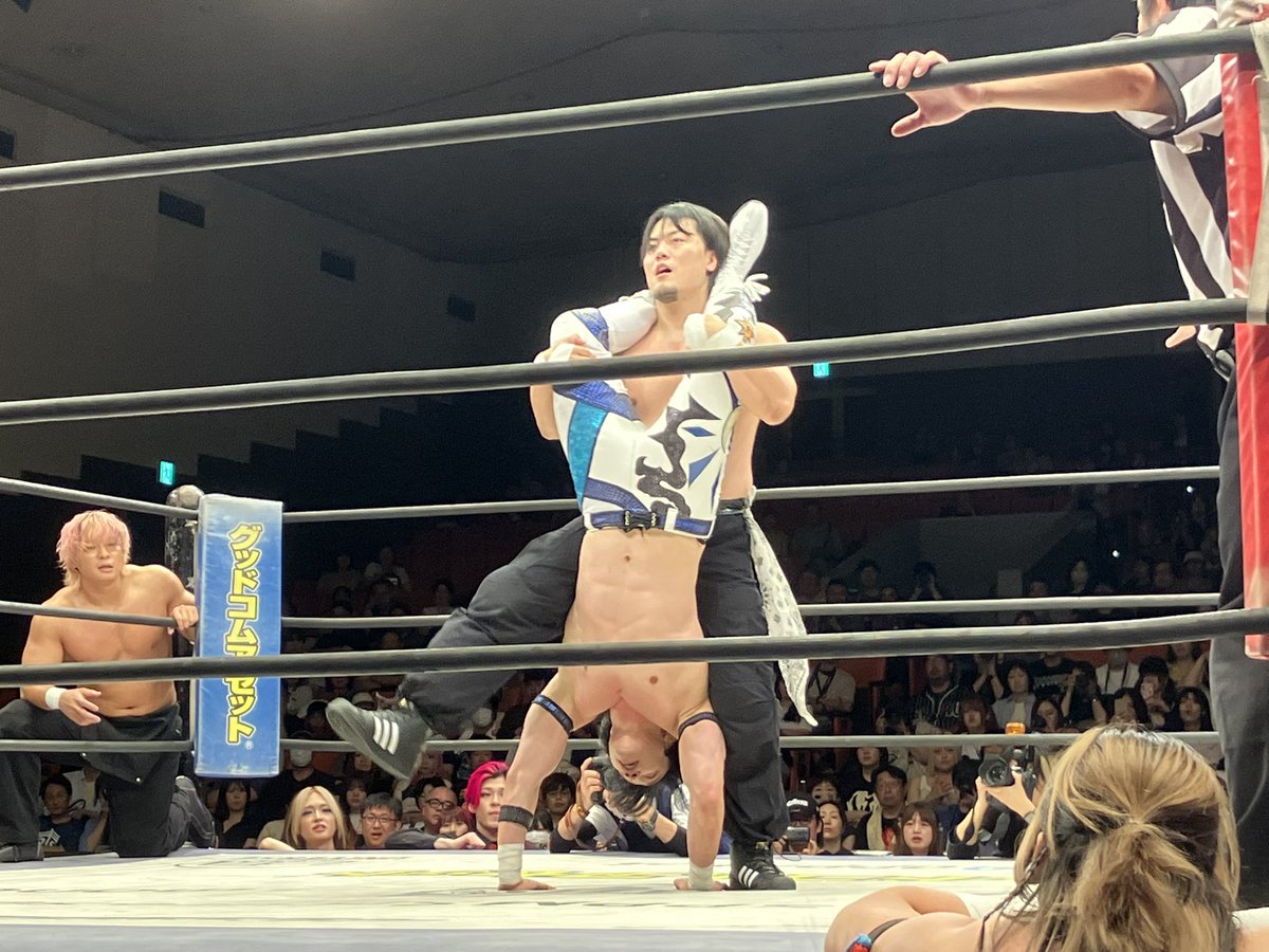 minoru_st's tweet photo. 時差投稿。ROCK IN RING 2026メイン。上野勇希 &amp; 勝俣瞬馬 対 MAO＆KANON with KIMIHIRO &amp; YUZUKI。上野選手がMAO選手からタップ。スリーパー・ホールド。8•11メインの対戦者間で決着。
#ddtpro https://t.co/K29a5diOXo