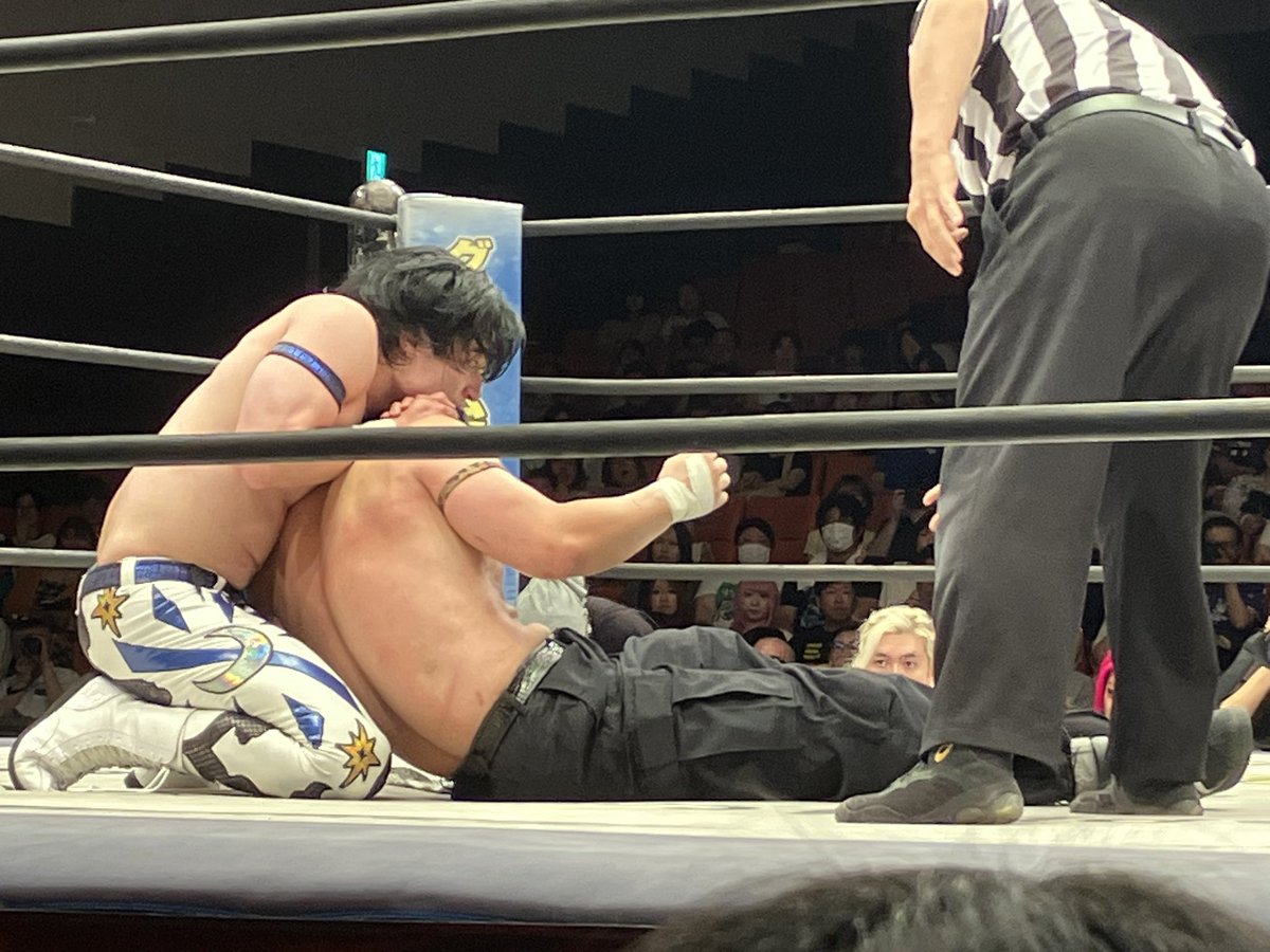 minoru_st's tweet photo. 時差投稿。ROCK IN RING 2026メイン。上野勇希 &amp; 勝俣瞬馬 対 MAO＆KANON with KIMIHIRO &amp; YUZUKI。上野選手がMAO選手からタップ。スリーパー・ホールド。8•11メインの対戦者間で決着。
#ddtpro https://t.co/K29a5diOXo