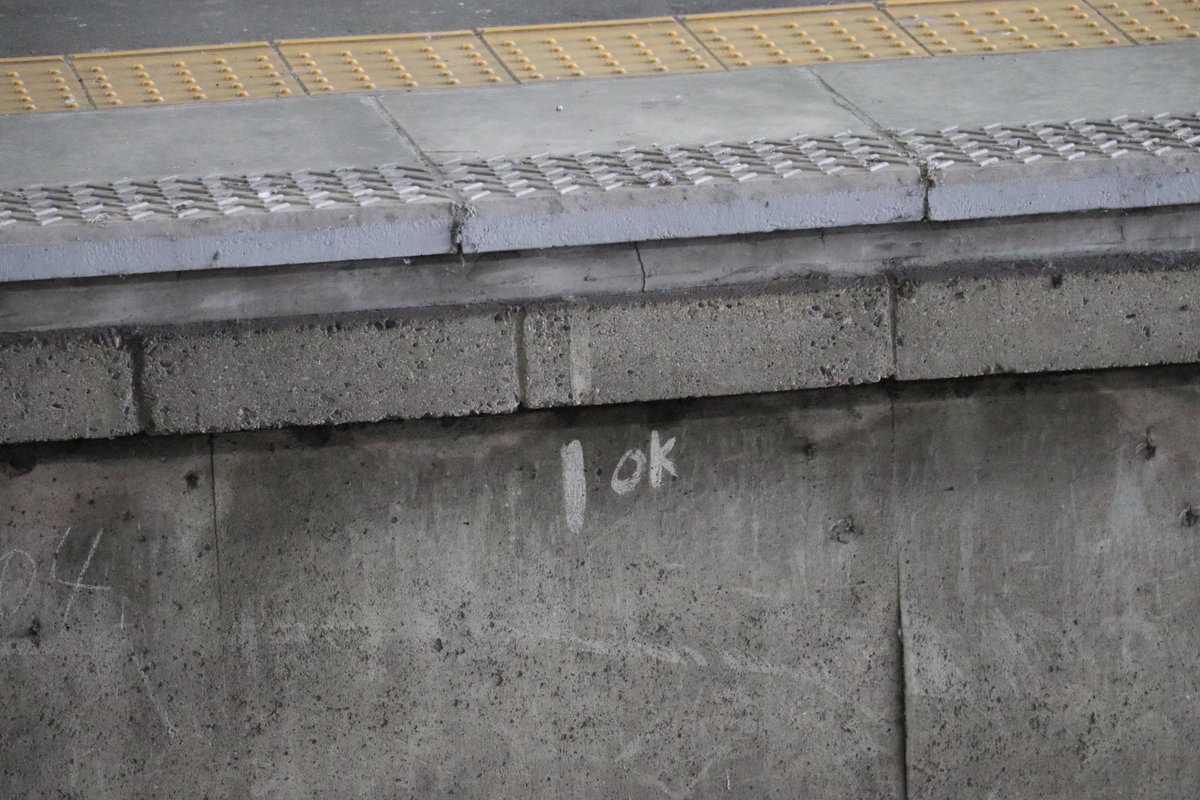 ebo0630's tweet photo. 豊橋駅4番線
日本一「しょぼい」0キロポスト https://t.co/kozkDLq6KP