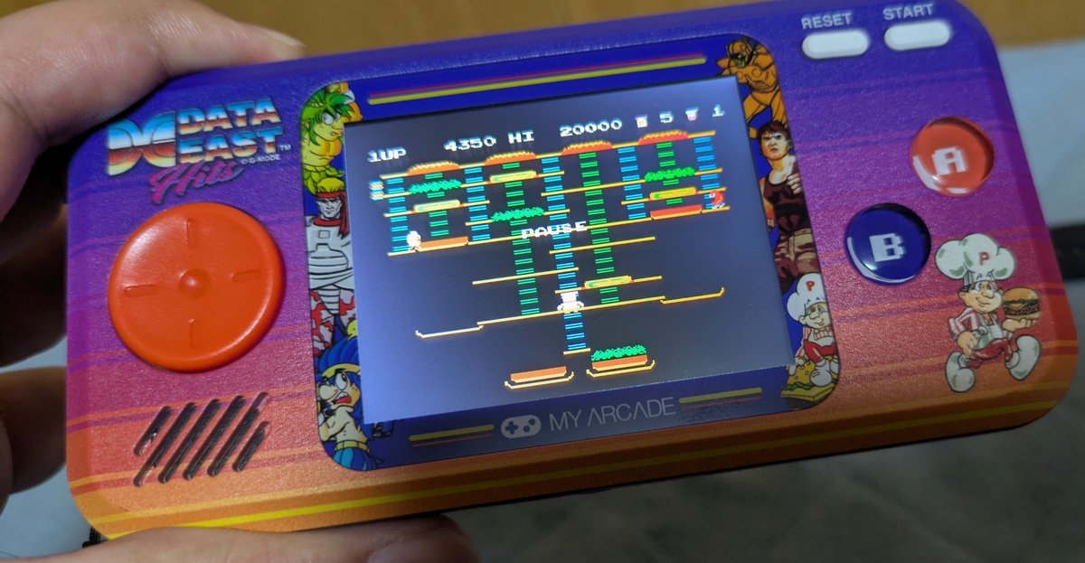 yoshi113's tweet photo. バーガータイムを暇つぶしによく遊ぶようになったが、だんだんハンバーガー作るゲームじゃなくてエイリアンに追いかけ回されて脱出するゲームに思えてきた。 https://t.co/EIbhJeyWSo