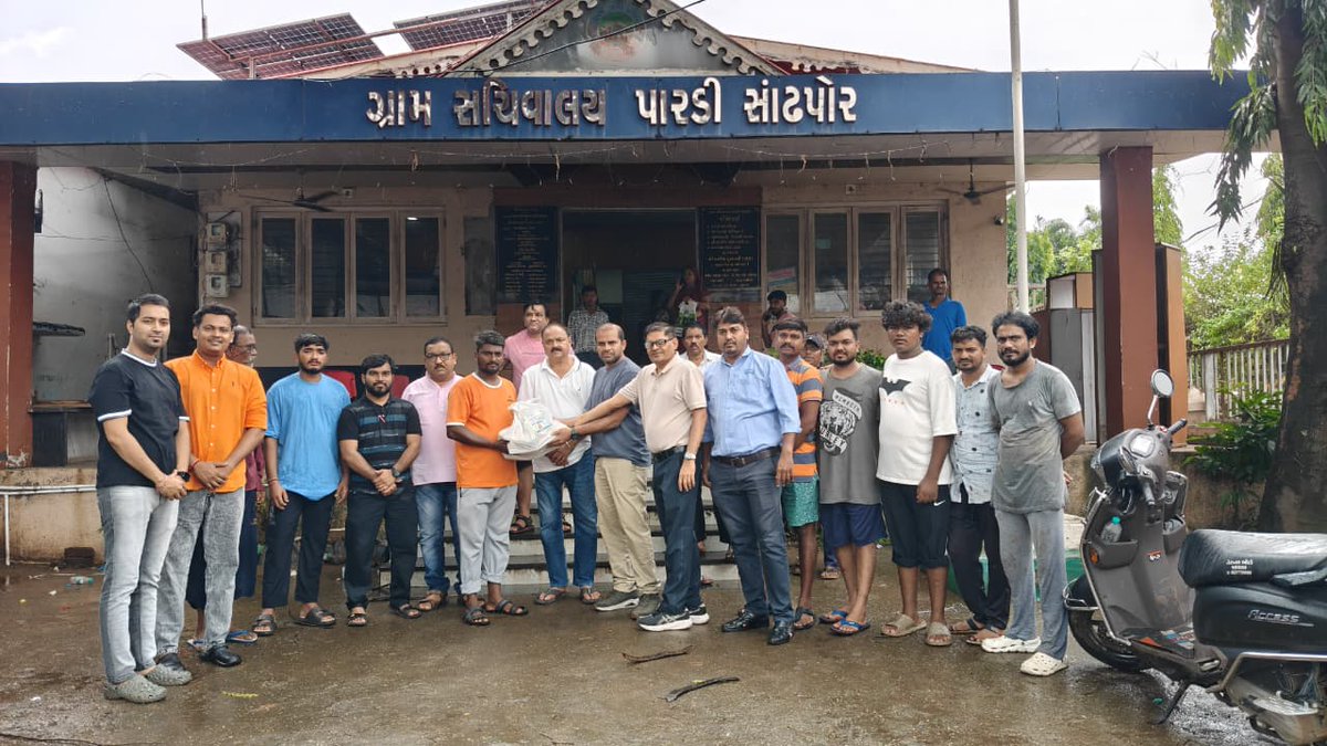 InfoValsadGoG's tweet photo. વલસાડ જિલ્લામાં વહીવટી તંત્ર અને ઔદ્યોગિક એકમોના સહયોગ વડે ૯ હજાર રાશન કિટસનું વિતરણ.
વલસાડ જિલ્લો કપરી પરિસ્થિતિમાંથી બહાર આવે તેવા પ્રયત્નોમાં તેઓ સહભાગી બન્યા છે.
@CMOGuj @InfoGujarat @collectorvalsad @DDO_VALSAD
#valsad #rashankit https://t.co/EdUQcQh2ew