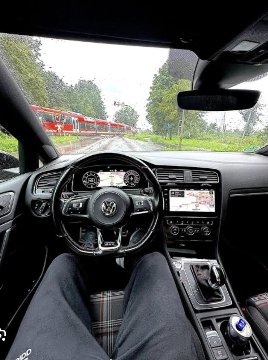 taiwan9780's tweet photo. @AfrikaMayibuyei @BoitumeloCaleb VW group messed up VW infotainment bro. Look at these. Merc and Audi copied VW and VW copied them back or copied Chinese but they ditched the best design https://t.co/R9JwbbZJDw