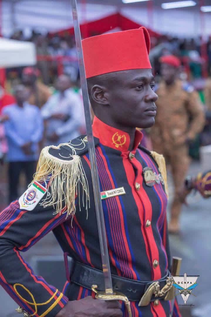 cdrafrica's tweet photo. 🇧🇫 Burkina Faso’s military academy graduation outfit is made from 100% locally woven Faso Danfani, a traditional Burkinabè fabric hand-spun and handwoven from cotton.

 The use of the indigenous textile reflects the country’s drive to promote local production, support domestic artisans, and reduce reliance on imported fabrics.