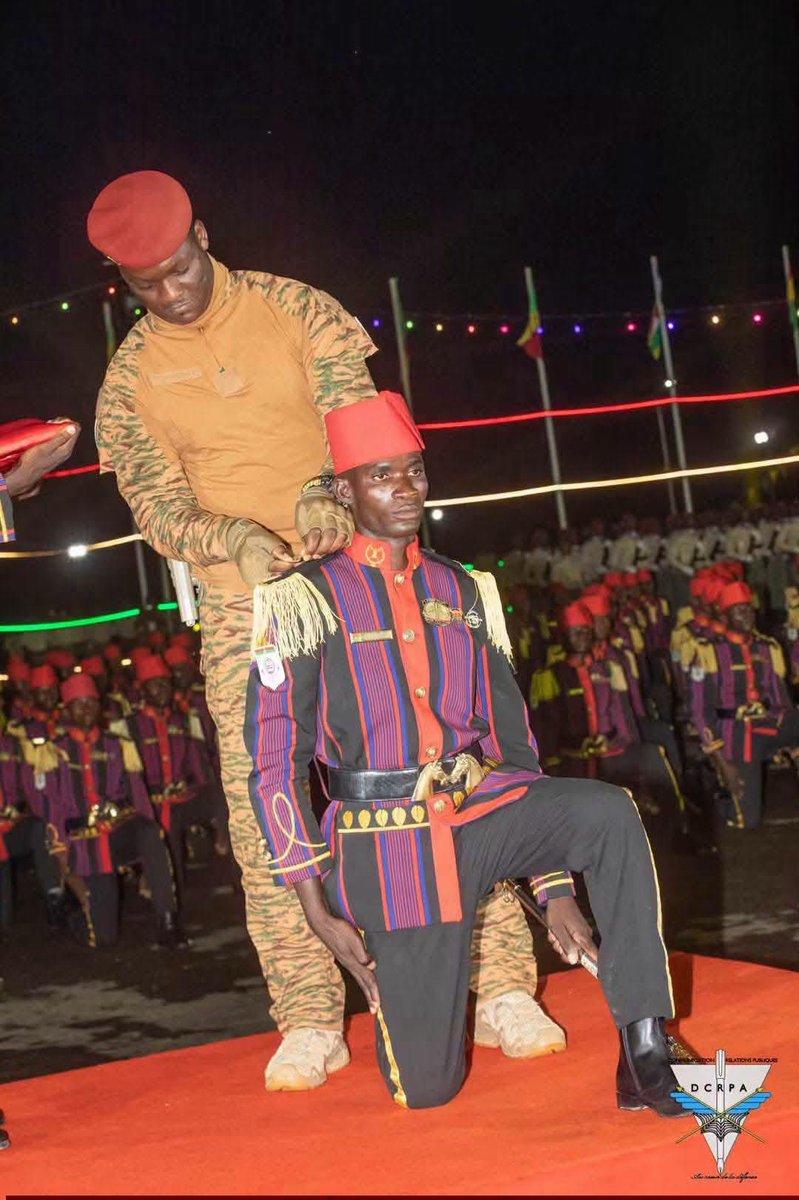 cdrafrica's tweet photo. 🇧🇫 Burkina Faso’s military academy graduation outfit is made from 100% locally woven Faso Danfani, a traditional Burkinabè fabric hand-spun and handwoven from cotton.

 The use of the indigenous textile reflects the country’s drive to promote local production, support domestic artisans, and reduce reliance on imported fabrics.