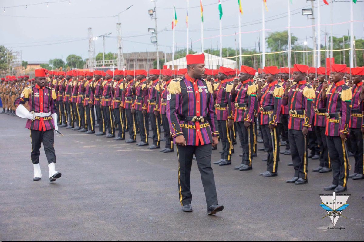 cdrafrica's tweet photo. 🇧🇫 Burkina Faso’s military academy graduation outfit is made from 100% locally woven Faso Danfani, a traditional Burkinabè fabric hand-spun and handwoven from cotton.

 The use of the indigenous textile reflects the country’s drive to promote local production, support domestic artisans, and reduce reliance on imported fabrics.