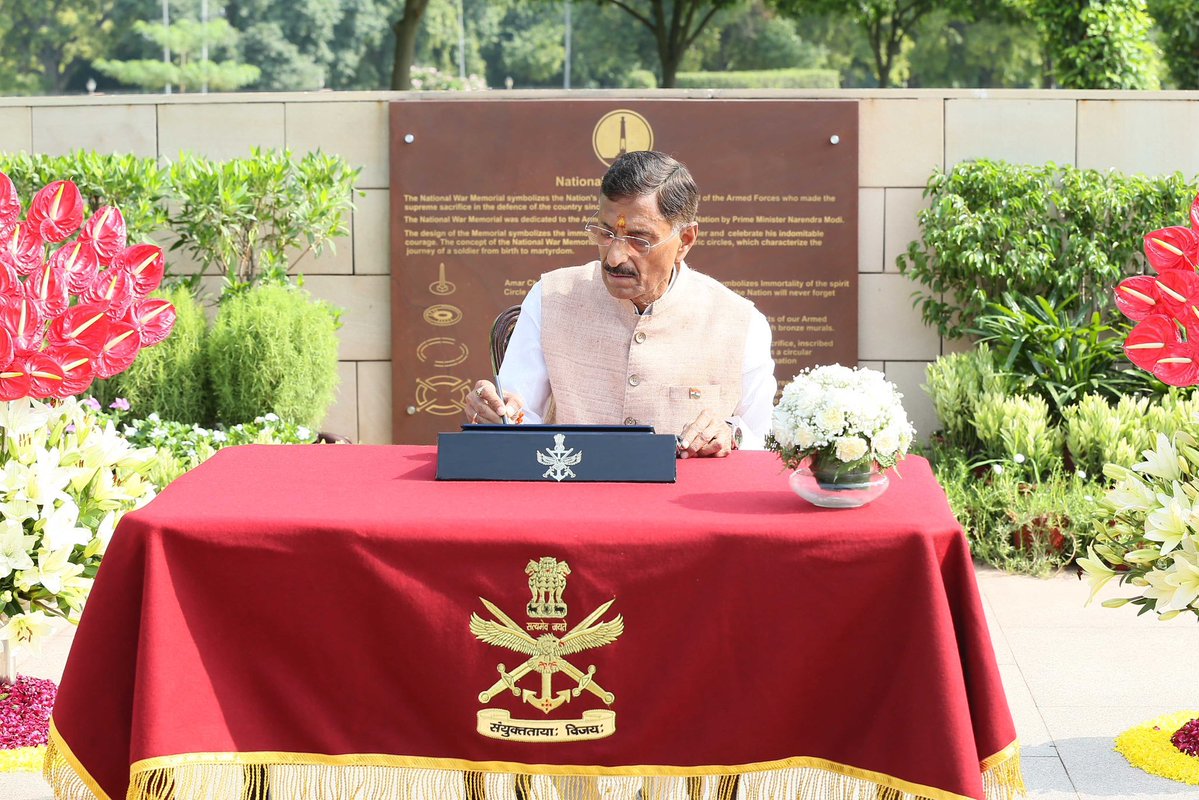 AIRNews_Chennai's tweet photo. Minister of State for Defence #SanjaySeth paid tributes to the fallen heroes at the National War Memorial in New Delhi on #KargilVijayDiwas, reaffirming the nation's gratitude to the Armed Forces.
#OperationVijay #OperationTalwar #OperationSafedSagar https://t.co/9sEmSrSbO8