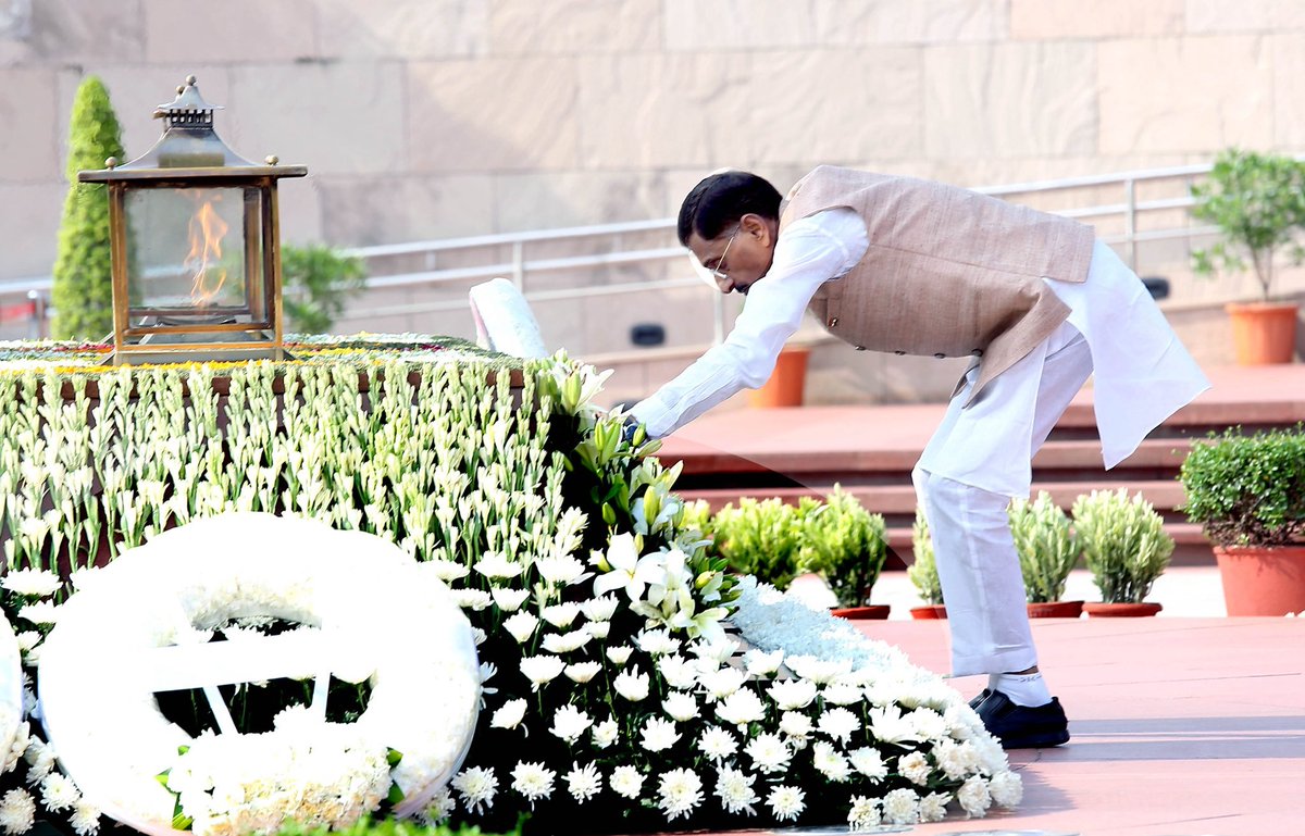 AIRNews_Chennai's tweet photo. Minister of State for Defence #SanjaySeth paid tributes to the fallen heroes at the National War Memorial in New Delhi on #KargilVijayDiwas, reaffirming the nation's gratitude to the Armed Forces.
#OperationVijay #OperationTalwar #OperationSafedSagar https://t.co/9sEmSrSbO8