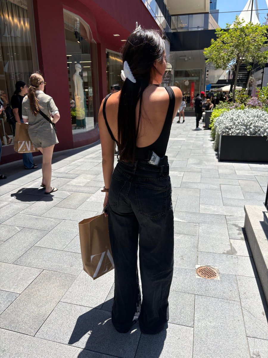 Ofer_binshtok's tweet photo. Armed Israeli woman. Big Fashion, Ramat Hasharon, Israel. https://t.co/bPWllKdOAF