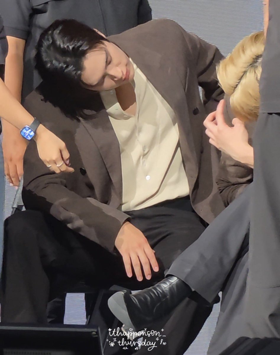 wooyofot's tweet photo. get yourself a man who would break his neck just to stare at you… https://t.co/x7EjJ6gWrO