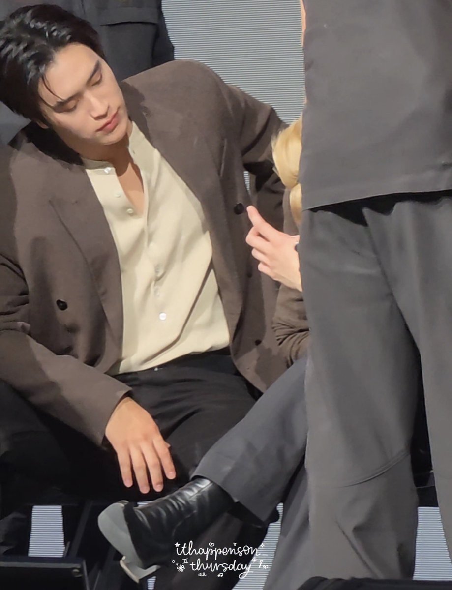 wooyofot's tweet photo. get yourself a man who would break his neck just to stare at you… https://t.co/x7EjJ6gWrO