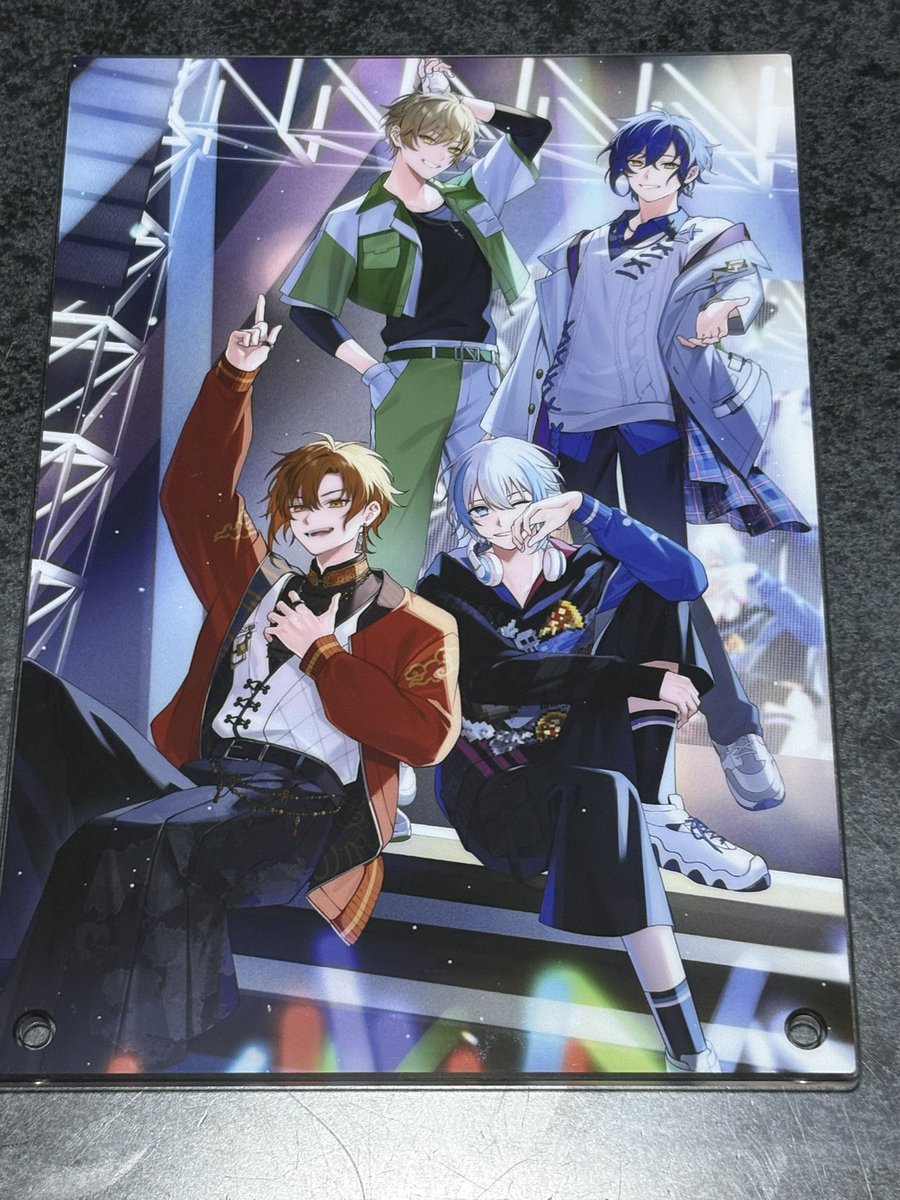 Kalmiawhite's tweet photo. 届いた！
よく見ると衣装めっちゃ良いね！
めっちゃカッコいい！ https://t.co/VhpeetRnUn