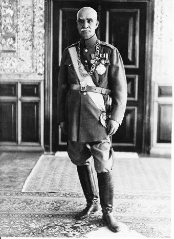 Steveimcqueen3's tweet photo. درود من به رضاشاه کبیر.
پادشاهی که از روز اول بساط خیلی چیزها رو جمع کرد. از مملکت فروشی گرفته تا نوکران انگلیس و روسیه، بساط همه رو برچید و مملکتی که به صورت ملوک الطوایفی در اومده بود رو یکپارچه کرد. با خائنین مبارزه کرد و بساط چاپلوسی و بادمجان دور قابچینی رو از میان برد. 
خب به خاطر همین بساط برچیدن ها شغل خیلی ها که چاپلوسی و مفتخوری بود هم برچیده شد. از کسانی که خودشون رو ملک الشعرا نامیده بودند تا نوادگان قجر که در ازای زنبارگی و شکم بارگی مملکت رو به تاراج میدادن. پس به تکاپو افتادند و تهمت زدند، وارونه سازی کردند و دروغ اشاعه دادن، تا تونستن دروغ پراکنی میکردند. ممنوع کردن شاشیدن در خیابان و تف کردن در کوچه‌ها و با شورت آمدن توی خیابان و نشئه کردن در خیابان رو مقابله با روح دموکراسی نامیدن و شناسنامه دار کردن مردم و حمام نمره ساختن برای مردم به جای خزینه هایی که سالی یک بار آب اون عوض میشد و از تاپاله بچه و چرک و شوخ پر شده بود رو مبارزه و مقابله با اسلام نامیدند و قانون مترقی و منحصر به فرد کشف حجاب و شخصیت بخشیدن به زن ایرانی رو دیکتاتوری و به زور چادر از سر کشیدن جلوه دادند.
رضاشاه کبیر نقطه عطف تاریخ ایران هستند و مرز بین موجودیت و عدم موجودیت نام ایران رو تعیین کردند. ماندگاری نام "ایران" مدیون وجود شخصیتی به نام رضاشاه کبیر هست و ایرانیان تا ابد مدیون این شخص بزرگوار هستند.
#جاويدشاه‌ 
#رضاشاه_کبیر