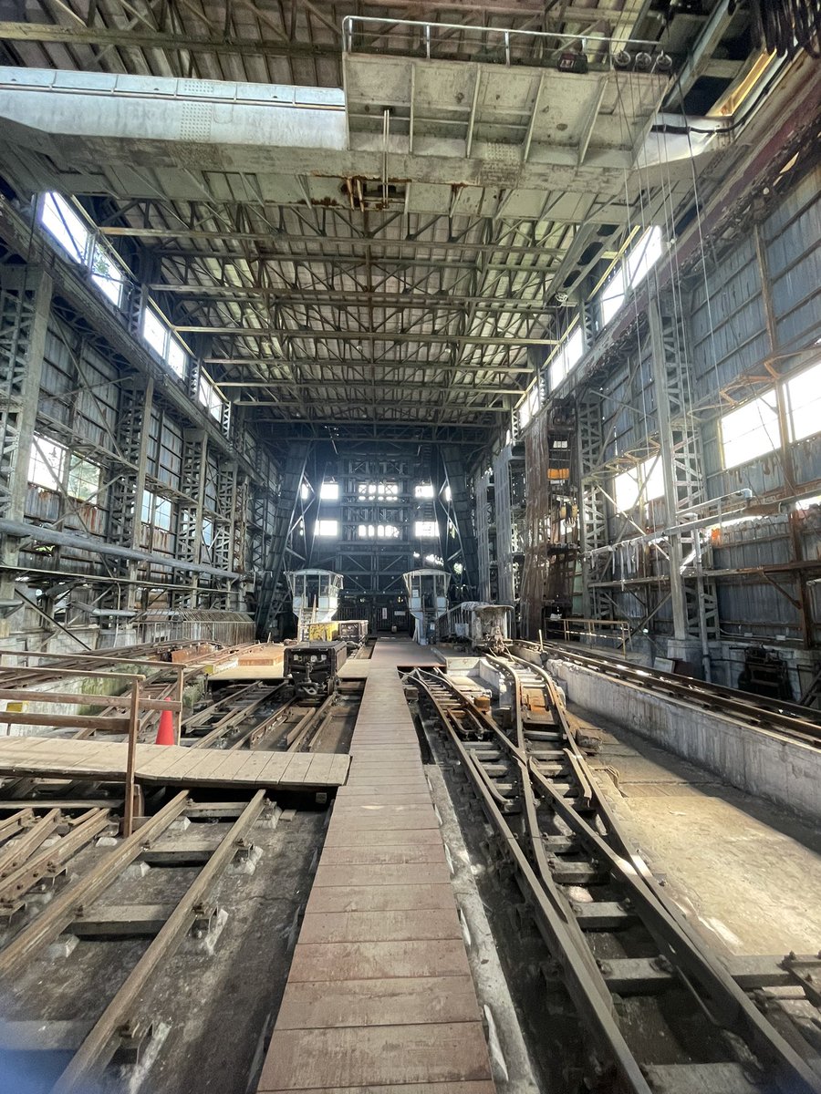 SD45T_2's tweet photo. ずっと行きたかった赤平炭鉱行ってきた
立坑で中が当時の状態でここまで残ってるのはそうそう無いので終始興奮しまくり
狭い軌間に太いレールいいよね https://t.co/pWekrL6214