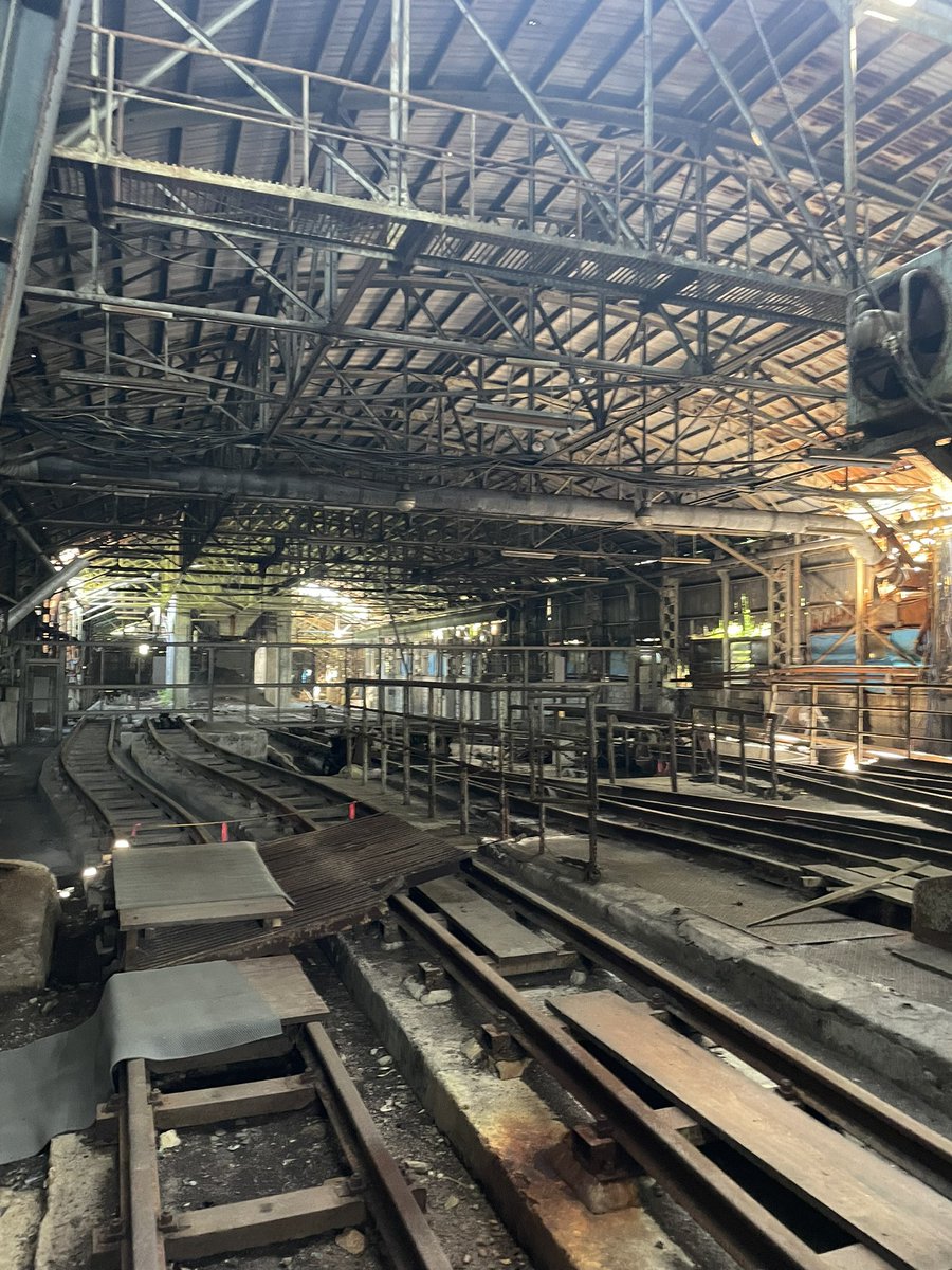 SD45T_2's tweet photo. ずっと行きたかった赤平炭鉱行ってきた
立坑で中が当時の状態でここまで残ってるのはそうそう無いので終始興奮しまくり
狭い軌間に太いレールいいよね https://t.co/pWekrL6214