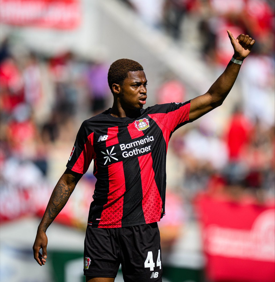 bayer04_es's tweet photo. ¡Nos encanta la nueva equipación! 😍👕

#SomosBayer04 🖤❤️ https://t.co/ThCuj29SpT
