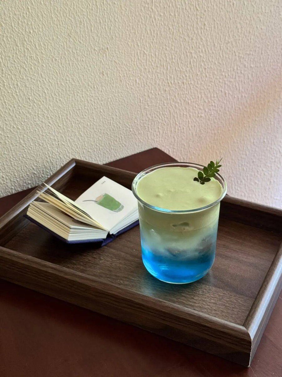 MarylinBar8sq4's tweet photo. 刚擦完的餐桌还留着柠檬清香，瘫在沙发上摸出手机——今天的家庭KPI达成，连风都好像变乖了 https://t.co/zNNttwCXIX