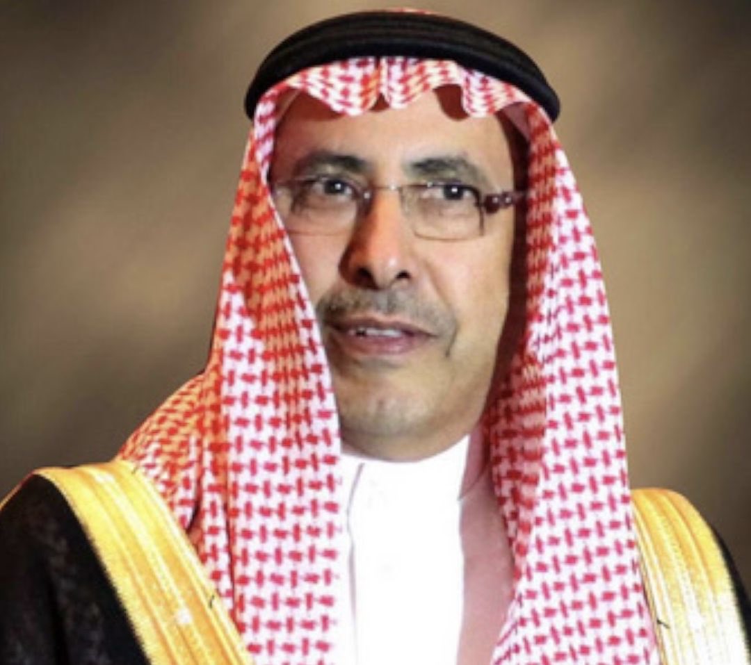 QadahSaudi's tweet photo. #سيرة_ذاتية | معالي المهندس إبراهيم بن محمد السلطان

المؤهلات الأكاديمية:
حاز شهادة البكالوريوس في الهندسة المدنية من جامعة الملك فهد للبترول والمعادن عام 1398هـ (1978م).

المسيرة المهنية والتحول القيادي:
تدرج قيادياً في مركز المشاريع والتخطيط بالهيئة العليا لتطوير مدينة الرياض (الهيئة الملكية لمدينة الرياض حالياً)، متولياً إدارة الإنشاء، ثم إدارة التخطيط والبرامج، وصولاً إلى تعيينه نائباً لرئيس المركز، ثم رئيساً له عام 1432هـ (2011م).

قاد إدارة مشاريع تطويرية مفصلية في العاصمة، من أبرزها تطوير منطقة قصر الحكم وطريق الملك فهد.
صدر أمر ملكي بتعيينه أميناً لمنطقة الرياض بالمرتبة الممتازة في 29 يناير 2015م (9 ربيع الآخر 1436هـ).

المهام والمناصب الحالية:
وزير دولة وعضو مجلس الوزراء (بأمر ملكي منذ 5 مارس 2023م / 13 شعبان 1444هـ).
الرئيس التنفيذي المكلف للهيئة الملكية لمدينة الرياض (منذ عام 2023م).
عضو مجلس الإدارة ورئيس اللجنة التنفيذية لمؤسسة المسار الرياضي (منذ عام 1445هـ / 2023م).

المصدر | https://t.co/tubX3XAwY4