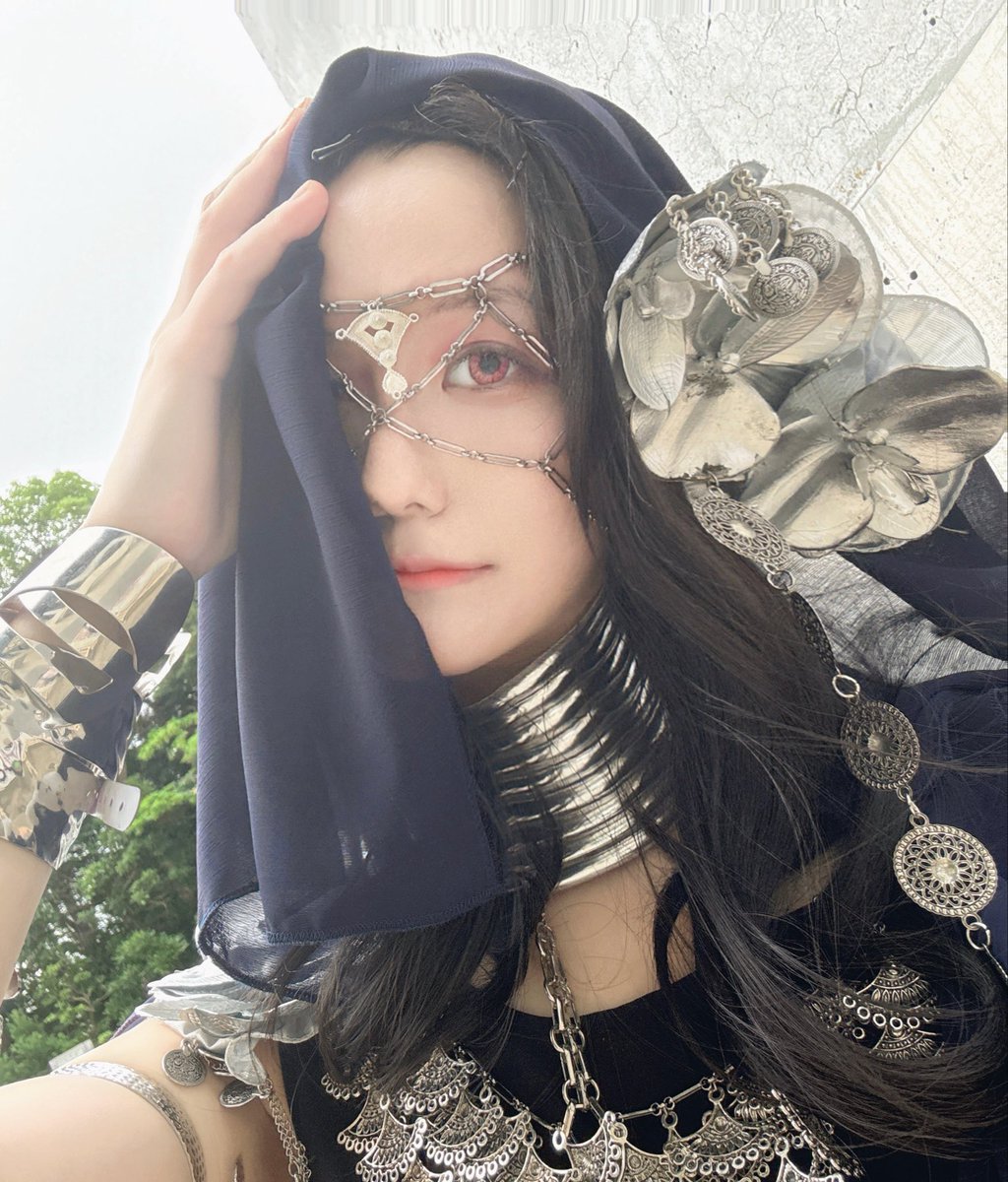 umirikunoko's tweet photo. 葬儀屋 暗黒スキン/ワンフェス2026

ワンフェス行くの初見でしたがコスりました
この度胸褒めてください♡
あと葬儀屋なのにお姉様なメイクしてしまいました反省ッッッ！！！ https://t.co/a1GB7fbR88