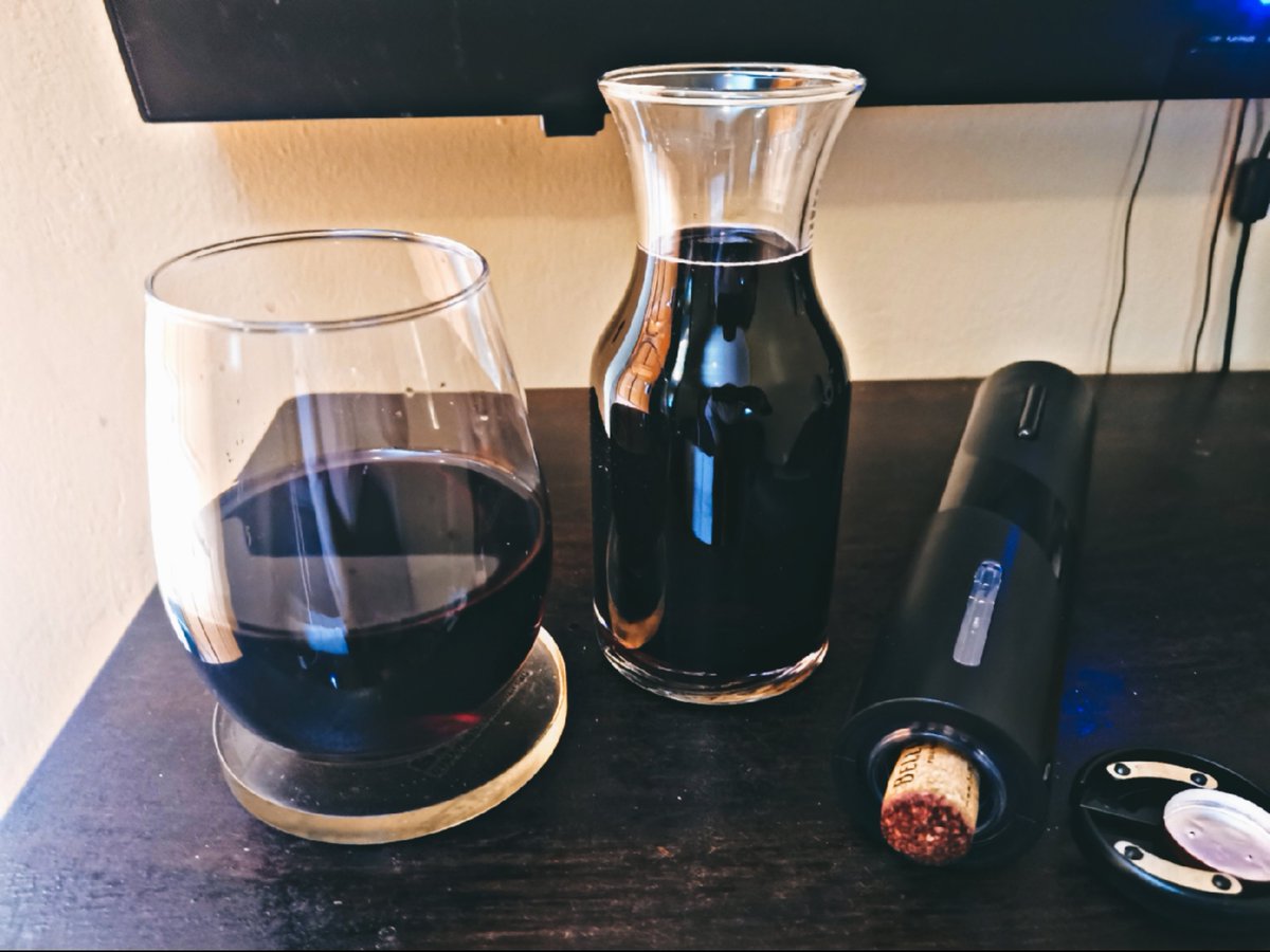Baba_ka_Peanut's tweet photo. Pour the wine and wave goodbye to the weekend.  🍷❤️🙃 ♌ 
#WineOClock #BibleJuice #WineLover https://t.co/FC9YaHToBL