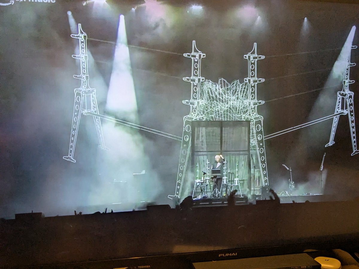 ikimiuni's tweet photo. 光線の弦弾く姿かっこよ〜ミステリ〜
#FUJIROCK2026 https://t.co/EbP5ALcyUV