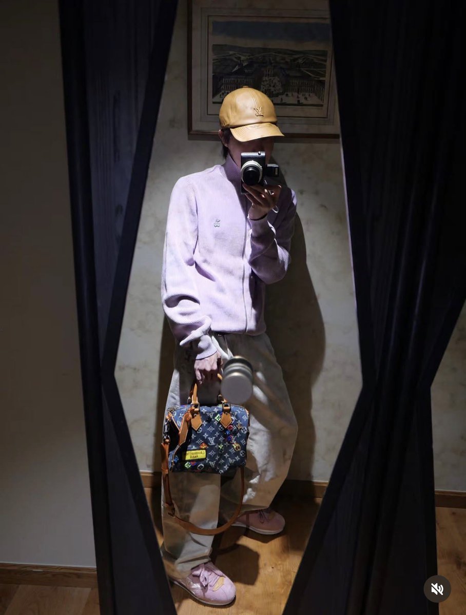Livheartt's tweet photo. Not me wondering what the heck that weird circle thing was and what was hobi possibly trying to censor in his pictures before realising it’s a bolt holding the mirror to the structure 😭💀 https://t.co/2EhqnukXFn
