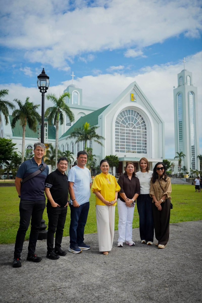 CrushMajor's tweet photo. Mayor Leni Robredo 🌷

"We come from different political parties. We sometimes support different candidates. We find ourselves on the opposite sides of certain issues. But, outside of work, we have maintained the deepest of friendships.

We were colleagues in the 16th Congress and were all neophytes in 2013. We bonded during the Orientation even before the very first session began. We have been through many highs and lows together. 

Despite our different backgrounds and political affiliations, pag napapalaban ako, they volt in. Totally and unconditionally.

This weekend, they visited me in Naga. Although, we were incomplete, it was the best thing that happened after a very busy week.

How blessed I am to have friends who are willing to take a break from their very busy schedules and brave the long trip to Naga just to spend a short time with me.

Thank you, Gov Helen, Cong Ging, Mayor Marvi, Mayor AA, Cong Rani & Cong Kit. Missing the rest. (Cong Cheryl was all set to go but lost her Dad just a few days ago. Our deepest condolences🙏)

Special thanks to VM Wally for joining us and for being the perfect host."