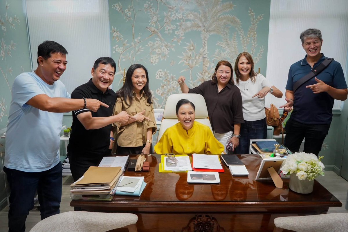CrushMajor's tweet photo. Mayor Leni Robredo 🌷

"We come from different political parties. We sometimes support different candidates. We find ourselves on the opposite sides of certain issues. But, outside of work, we have maintained the deepest of friendships.

We were colleagues in the 16th Congress and were all neophytes in 2013. We bonded during the Orientation even before the very first session began. We have been through many highs and lows together. 

Despite our different backgrounds and political affiliations, pag napapalaban ako, they volt in. Totally and unconditionally.

This weekend, they visited me in Naga. Although, we were incomplete, it was the best thing that happened after a very busy week.

How blessed I am to have friends who are willing to take a break from their very busy schedules and brave the long trip to Naga just to spend a short time with me.

Thank you, Gov Helen, Cong Ging, Mayor Marvi, Mayor AA, Cong Rani & Cong Kit. Missing the rest. (Cong Cheryl was all set to go but lost her Dad just a few days ago. Our deepest condolences🙏)

Special thanks to VM Wally for joining us and for being the perfect host."