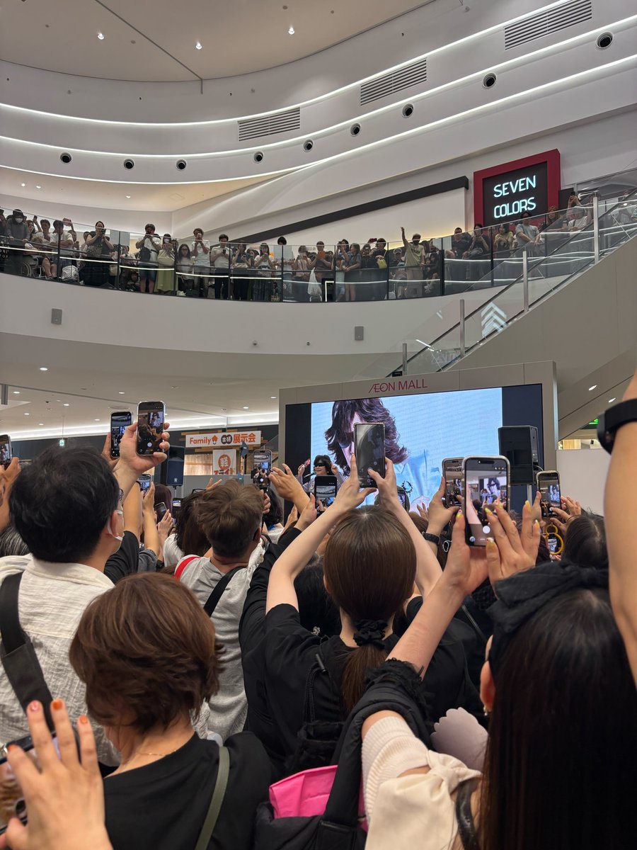 star4joona's tweet photo. 今日はイオンモール土岐に
X Japan  Toshiさんがミニライブで来てくれたらしい
広いイオンモール駐車場が入りきれない状態で観客が溢れていたって。
娘夫婦が観に行き、握手して貰って
大感激〜
ふわふわ髪にとっても柔らかい手だったとか\( ˆoˆ )/
こういうミニライブ、いいよね♪ https://t.co/2fCtSTeney