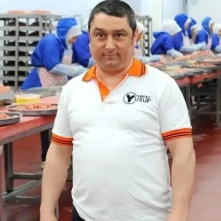 etkiIihabery's tweet photo. Fatih Altaylı, Köfteci Yusuf deneyimini paylaştı:

"Eşimle Muğla’dan İstanbul’a otomobil ile dönüyorduk.

Uzun yolda elektrikli otomobil stres kaynağı. Her ne kadar gösterge yüzde 100 dolulukla 700 küsur kilometre menzil gösterse de 120 kilometre hızla, olsa olsa 450-500 km yol alınabildiği için İstanbul yolunda en az bir kere şarj etmek gerek. Allah’tan İzmir-İstanbul otoyolu zannederim dünyada elektrikli otomobiller için en uygun yol. Yol üzerinde bol miktarda akaryakıt İstasyonu ve her akaryakıt istasyonunda mebzul miktarda şarj istasyonu var. Farklı servis sağlayıcıların şarj istasyonları.

İstanbul’dan Muğla’ya giderken uygulamanın gösterdiği şarj istasyonu arızalı çıktığı için de, dönüşte Hande epey bir tedirgin, gösterge yüzde 50’nin altına indiği andan itibaren “Yine bozuk çıkabilir. Sen en iyisi her istasyona bir bak, dolu şarjla yol alalım” diye tutturdu.

Her zamanki gibi de haklı çıktı çünkü şarj istasyonları genelde dolu. Biz de boş bir tane bulma umuduyla deneye deneye gidiyoruz.

Sonunda Balıkesir kavşağında bir tane boş bulduk. Otomobili şarja taktık, o arada hem köpeği gezdirir, hem de bir şeyler atıştırırız dedik. Durduğumuz Oksijen’de Köfteci Yusuf vardı. Her ne kadar Köfteci Yusuf’un aşığı olmasam da köfte köftedir diye gözlerim parladı.

Ancak kapıda içeri köpekle girilmediğini öğrendik. Olabilir, insanlar yemek yedikleri kapalı alanda köpek istemeyebilirler, korkabilirler, işletme de böyle bir karar almış olabilir. Ancak restoranın terasında da köpeğe izin yoktu.

Ya akaryakıt istasyonunun marketinden hazır sandviç alacaktık ya da birimiz köpekle dışarıda bekleyecektik, diğerimiz içerde köfte ekmek yaptıracaktı.

Normalde sandviçe meyledecek olan eşim, hatırım için köfte ekmeğe razı oldu ve ben içeri girip siparişi verirken, o dışarıda köpeğimizle beklemeye başladı.

Köfteci Yusuf’un içindeki manzarayı başka bir gün anlatırım. Bence Türkiye’de siyaset yapmayı düşünen herkes bu dükkana girip birkaç saat oturmalı diyeyim şimdilik ama gerçekten çok ilginçti.

Ben köfte ekmekleri yaptırıp çıktım ve oradaki bir bankta atıştırırken birkaç genç yanımıza geldi. Birlikte fotoğraf çektirmek istediler. Sonra yanımızda bir otomobil durdu. Bir beyefendi indi, gençlerden birinin babasıymış, otomobilini gösterdi “Sizin tavsiyeniz üzerine almıştım. Çok memnunum, sağ olun” dedi, niye dışarıda yediğimizi sordu. Köpeği gösterdim “Köfteci Yusuf’ta yasakmış. O yüzden böyle yapmak zorunda kaldık” dedim.

Güldü. “Yakında her yerde yasak olacak” dedi. Şaşırdım, “Köpek beslemek mi yasaklanacak?” dedim hayretle. Olacak şey değildi ama Türkiye’de olmayacak şey de değildi.

“Yok yok” dedi, “Bir yasa hazırlanmış, lokantalara köpek sokulamayacak artık” dedi.

Şaşırdım.

İstemeyen elbette almaz dükkanına ama kime ne, her restoran müşteri profiline göre kendi kararını verir. Belediye ya da ilgili bakanlık hijyeni denetler, olur biter.

Kim ne karışır diyeceğim ama diyemedim. Her şeye karışılması normal oldu artık."