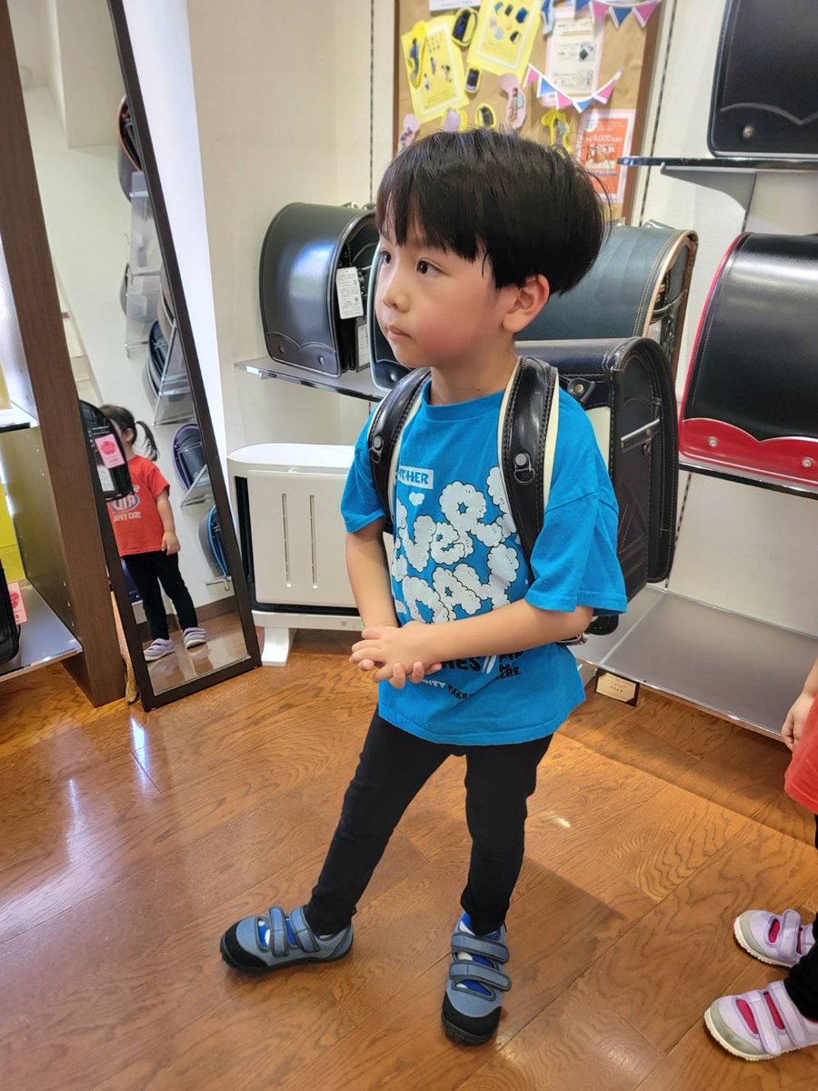 jinanmise's tweet photo. 長男くんのランドセル選び！！
ママとHPでシミュレーションしてたみたいだから即決まりでした！
その後は屋内の遊び場で良き汗かきかき！
3人共楽しめたみたいでよかった(^^)

それにしても、来年小学生だなんて早いなぁ〜！パパ47だなんて怖いなぁ〜！w https://t.co/E2XJ0IBo57