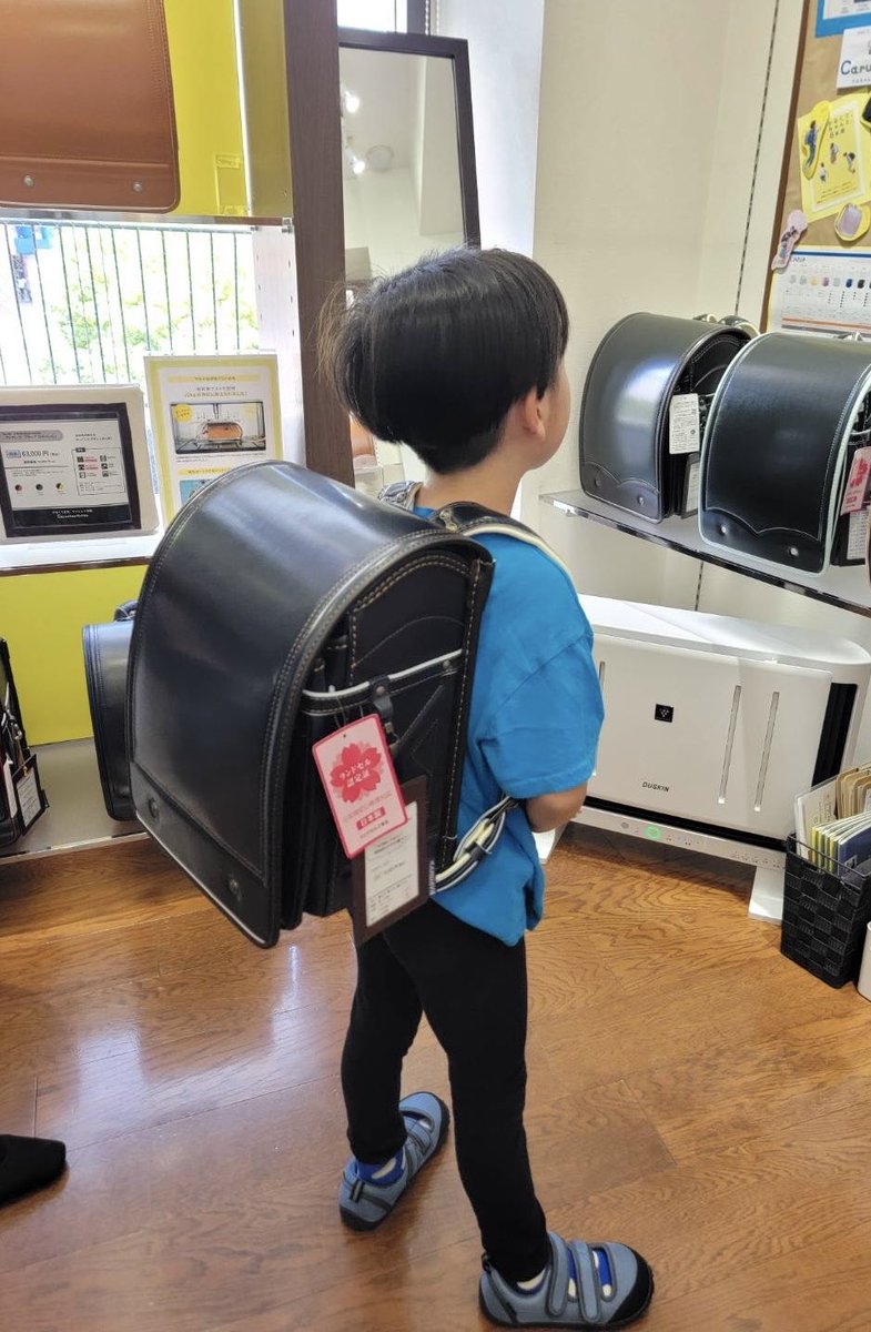 jinanmise's tweet photo. 長男くんのランドセル選び！！
ママとHPでシミュレーションしてたみたいだから即決まりでした！
その後は屋内の遊び場で良き汗かきかき！
3人共楽しめたみたいでよかった(^^)

それにしても、来年小学生だなんて早いなぁ〜！パパ47だなんて怖いなぁ〜！w https://t.co/E2XJ0IBo57