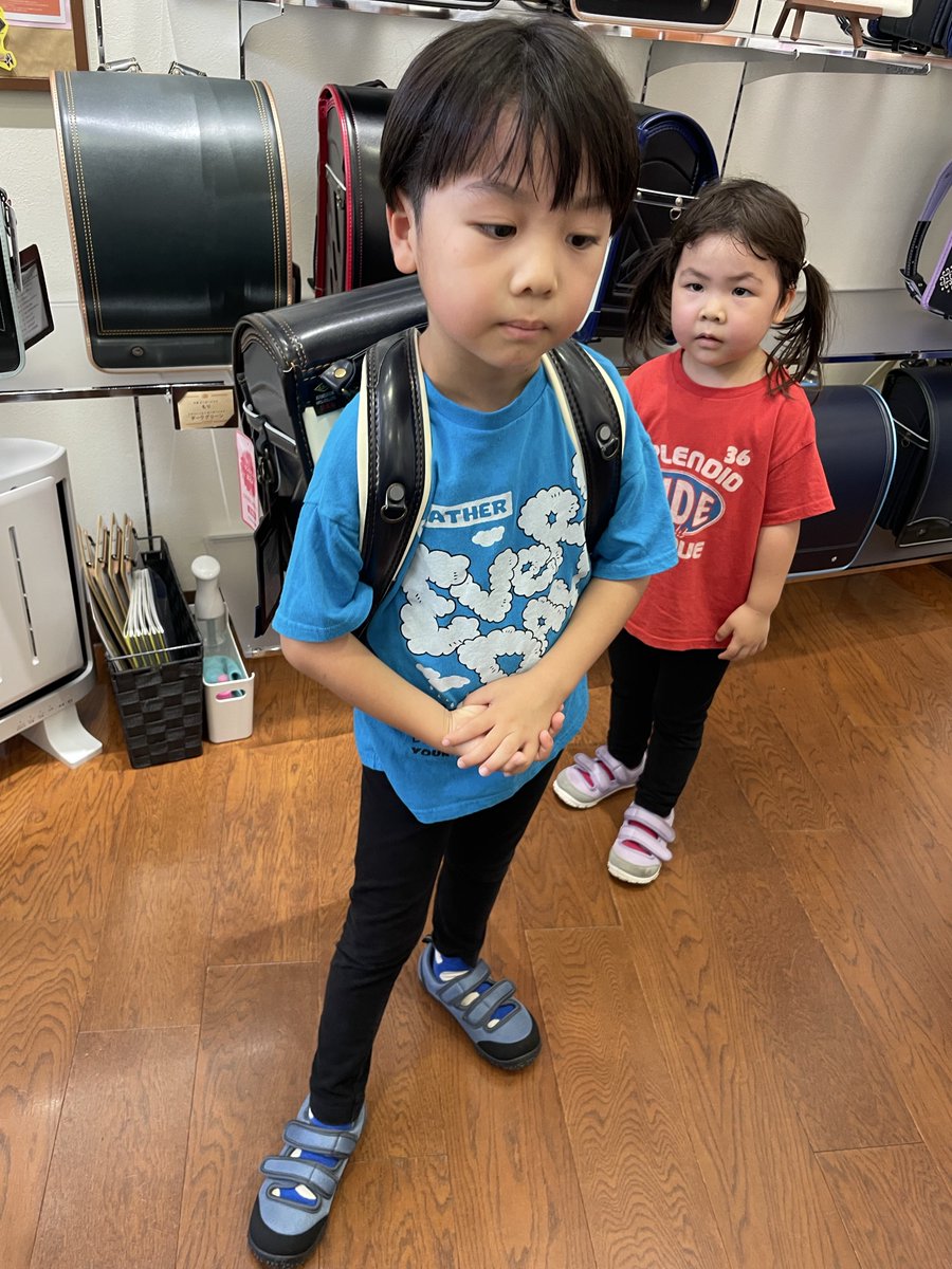 jinanmise's tweet photo. 長男くんのランドセル選び！！
ママとHPでシミュレーションしてたみたいだから即決まりでした！
その後は屋内の遊び場で良き汗かきかき！
3人共楽しめたみたいでよかった(^^)

それにしても、来年小学生だなんて早いなぁ〜！パパ47だなんて怖いなぁ〜！w https://t.co/E2XJ0IBo57