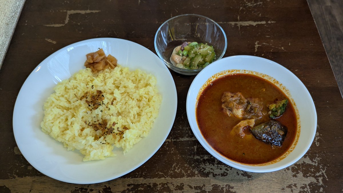 tm2t's tweet photo. べっぴん舎。赤のべっぴん薬膳カリー(3辛)のミニ豆サラダ付き。スープカレーやな。好きな路線ではなかったが、悪くはなかった。1辛→中辛、2辛→大辛、……で6辛まで。食べるのは別に辛っ！って感じはなかったけど、食後に辛かった感がしばらく居座ってたな。5辛は行けそうな感じ https://t.co/BCtWq1UHVD