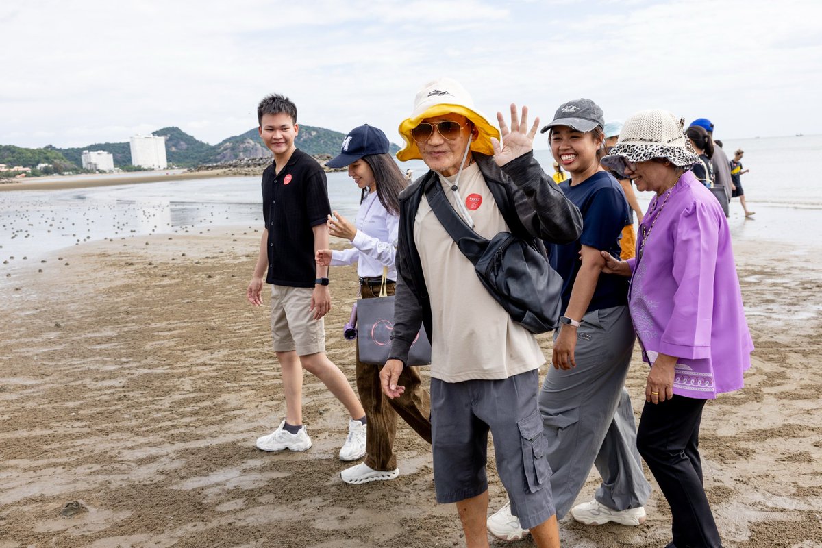PlusPropertyTH's tweet photo. 🌿🦀 SEAcret Mission ปี 2 ปล่อยปู คืนชีวิตให้ทะเล ก้าวไปกับธรรมชาติ

📍 วนอุทยานปราณบุรี จ.ประจวบคีรีขันธ์
🗓️ 26 กรกฎาคม 2569

"ความยั่งยืน" ไม่ใช่เพียงแนวคิด แต่คือการลงมือทำร่วมกัน

พลัส พร็อพเพอร์ตี้ รู้สึกยินดีเป็นอย่างยิ่งที่ได้ต้อนรับลูกบ้านจาก กรุงเทพฯ หัวหิน และชะอำ กว่า 120 ท่าน ที่มาร่วมสร้างประสบการณ์แห่งการเรียนรู้และร่วมดูแลธรรมชาติไปด้วยกัน

กิจกรรมในปีนี้จัดขึ้น ตรงกับ "วันป่าชายเลนโลก" (World Mangrove Day) เพื่อร่วมตอกย้ำความสำคัญของการอนุรักษ์ระบบนิเวศป่าชายเลน ซึ่งเป็นแหล่งอนุบาลสัตว์น้ำ เป็นแนวป้องกันชายฝั่งตามธรรมชาติ และเป็นทรัพยากรอันล้ำค่าของประเทศไทย

ตลอดทั้งวัน ผู้เข้าร่วมกิจกรรมได้ร่วมกัน
🦀 ปล่อยปูม้า คืนชีวิตสู่ท้องทะเล
🌿 เดินศึกษาธรรมชาติบนเส้นทางป่าโกงกาง เรียนรู้ระบบนิเวศและความสำคัญของป่าชายเลน
🎯 สนุกกับกิจกรรม RC ตามหาคำตอบจากฐานการเรียนรู้ พร้อมลุ้นรับ รางวัลใหญ่ ที่พัก The Peri Hua Hin จำนวน 1 คืน

✨ พร้อมกันนี้ ผู้เข้าร่วมกิจกรรมยังได้ร่วมใจกันทำความดีเนื่องในโอกาสวันเฉลิมพระชนมพรรษา พระบาทสมเด็จพระเจ้าอยู่หัว ด้วยการร่วมอนุรักษ์ธรรมชาติและส่งคืนความอุดมสมบูรณ์ให้แก่ท้องทะเลไทย เพื่อสืบสานพระราชปณิธานในการดูแลรักษาทรัพยากรธรรมชาติอย่างยั่งยืน 💛🌿

รอยยิ้ม ความสุข และการได้เรียนรู้ร่วมกันในวันนี้ คืออีกหนึ่งก้าวสำคัญที่สะท้อนความมุ่งมั่นของ พลัส พร็อพเพอร์ตี้ ในการส่งเสริมการอยู่อาศัยที่ใส่ใจสิ่งแวดล้อม และขับเคลื่อนแนวคิด Sustainability ให้เกิดขึ้นจริงผ่านการมีส่วนร่วมของทุกคน

ทุกการลงมือทำในวันนี้ คือการส่งต่อธรรมชาติที่อุดมสมบูรณ์ให้คนรุ่นต่อไป

#PlusProperty #PlusLivingManagement #PLUSSEAcretMission2 #WorldMangroveDay #วันป่าชายเลนโลก #ทำความดีด้วยหัวใจ #BeautifulCommunity
