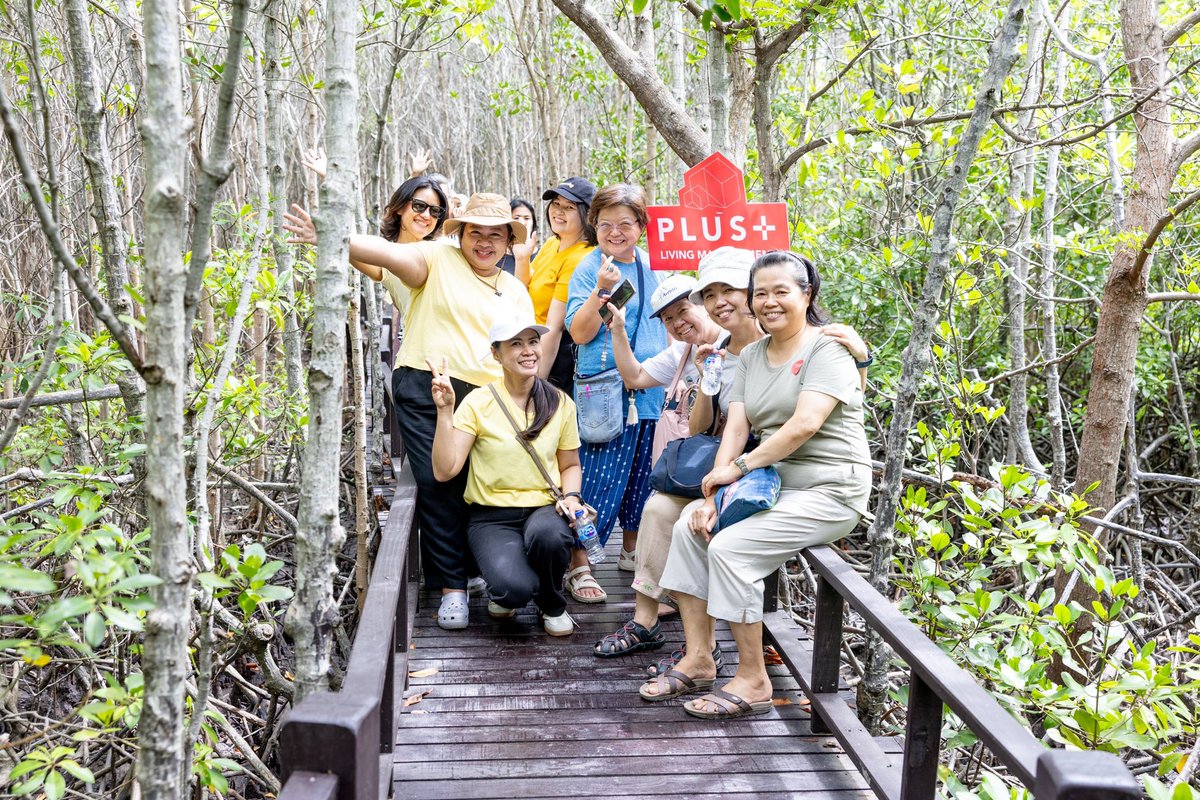 PlusPropertyTH's tweet photo. 🌿🦀 SEAcret Mission ปี 2 ปล่อยปู คืนชีวิตให้ทะเล ก้าวไปกับธรรมชาติ

📍 วนอุทยานปราณบุรี จ.ประจวบคีรีขันธ์
🗓️ 26 กรกฎาคม 2569

"ความยั่งยืน" ไม่ใช่เพียงแนวคิด แต่คือการลงมือทำร่วมกัน

พลัส พร็อพเพอร์ตี้ รู้สึกยินดีเป็นอย่างยิ่งที่ได้ต้อนรับลูกบ้านจาก กรุงเทพฯ หัวหิน และชะอำ กว่า 120 ท่าน ที่มาร่วมสร้างประสบการณ์แห่งการเรียนรู้และร่วมดูแลธรรมชาติไปด้วยกัน

กิจกรรมในปีนี้จัดขึ้น ตรงกับ "วันป่าชายเลนโลก" (World Mangrove Day) เพื่อร่วมตอกย้ำความสำคัญของการอนุรักษ์ระบบนิเวศป่าชายเลน ซึ่งเป็นแหล่งอนุบาลสัตว์น้ำ เป็นแนวป้องกันชายฝั่งตามธรรมชาติ และเป็นทรัพยากรอันล้ำค่าของประเทศไทย

ตลอดทั้งวัน ผู้เข้าร่วมกิจกรรมได้ร่วมกัน
🦀 ปล่อยปูม้า คืนชีวิตสู่ท้องทะเล
🌿 เดินศึกษาธรรมชาติบนเส้นทางป่าโกงกาง เรียนรู้ระบบนิเวศและความสำคัญของป่าชายเลน
🎯 สนุกกับกิจกรรม RC ตามหาคำตอบจากฐานการเรียนรู้ พร้อมลุ้นรับ รางวัลใหญ่ ที่พัก The Peri Hua Hin จำนวน 1 คืน

✨ พร้อมกันนี้ ผู้เข้าร่วมกิจกรรมยังได้ร่วมใจกันทำความดีเนื่องในโอกาสวันเฉลิมพระชนมพรรษา พระบาทสมเด็จพระเจ้าอยู่หัว ด้วยการร่วมอนุรักษ์ธรรมชาติและส่งคืนความอุดมสมบูรณ์ให้แก่ท้องทะเลไทย เพื่อสืบสานพระราชปณิธานในการดูแลรักษาทรัพยากรธรรมชาติอย่างยั่งยืน 💛🌿

รอยยิ้ม ความสุข และการได้เรียนรู้ร่วมกันในวันนี้ คืออีกหนึ่งก้าวสำคัญที่สะท้อนความมุ่งมั่นของ พลัส พร็อพเพอร์ตี้ ในการส่งเสริมการอยู่อาศัยที่ใส่ใจสิ่งแวดล้อม และขับเคลื่อนแนวคิด Sustainability ให้เกิดขึ้นจริงผ่านการมีส่วนร่วมของทุกคน

ทุกการลงมือทำในวันนี้ คือการส่งต่อธรรมชาติที่อุดมสมบูรณ์ให้คนรุ่นต่อไป

#PlusProperty #PlusLivingManagement #PLUSSEAcretMission2 #WorldMangroveDay #วันป่าชายเลนโลก #ทำความดีด้วยหัวใจ #BeautifulCommunity
