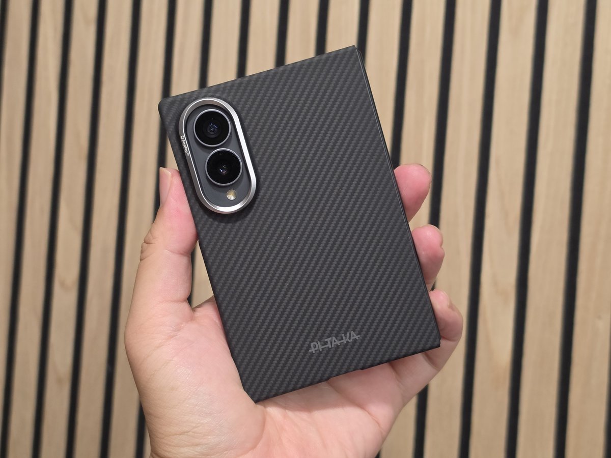 sunmattu's tweet photo. 【朗報】Galaxy Z Fold8、ついにMagSafeバッテリーが「まっすぐ」つくようになったぞ！！！

​PITAKAケースのサンプルが届いたので試したら、
通常版Fold8はカメラに干渉せずピッタリ直列！神！

（※Ultraの方はまだちょっと斜めになるので注意…！笑）

​これだけでもFold8買う理由になるレベル！ https://t.co/LET2fUyr9E